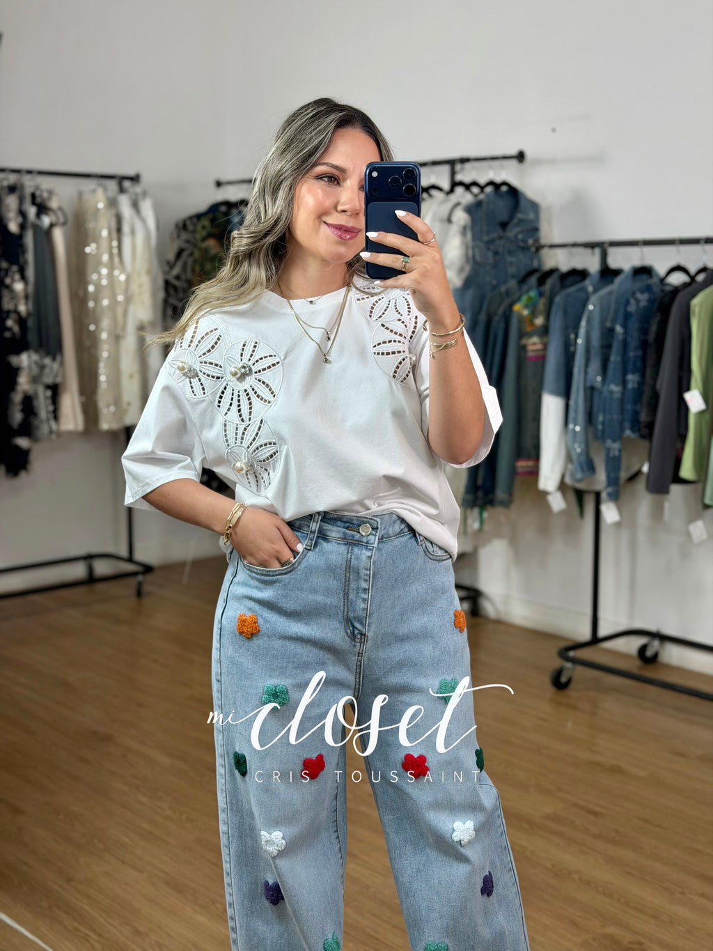 JEANS WIDE LEG CON DETALLES 3D DE FLORES