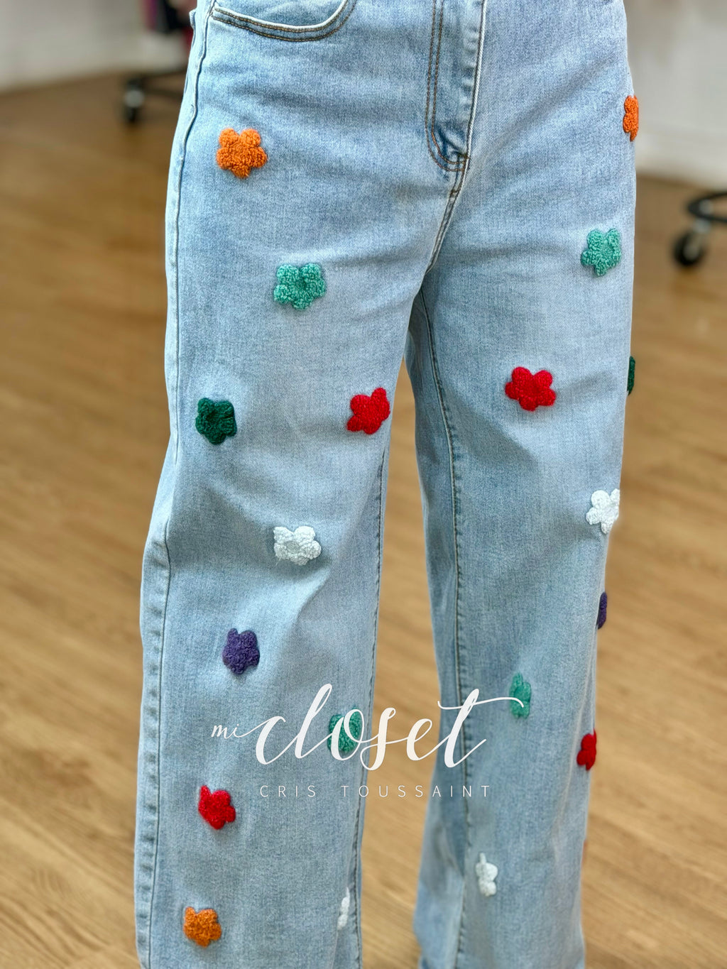 JEANS WIDE LEG CON DETALLES 3D DE FLORES