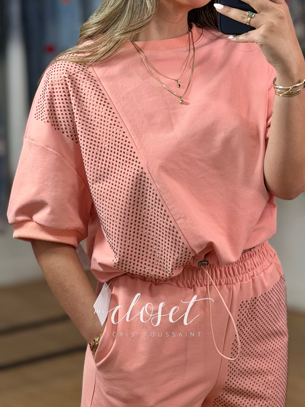 CONJUNTO DE PANTS Y TEESHIRT OVERSIZED, CON DETALLE E CINTA AJUSTABLE EN CINTURA Y PIEDRITAS DE BRILLOS
