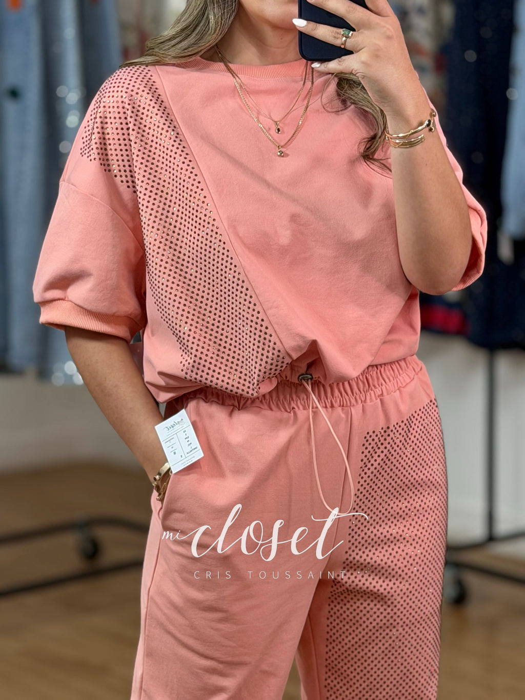 CONJUNTO DE PANTS Y TEESHIRT OVERSIZED, CON DETALLE E CINTA AJUSTABLE EN CINTURA Y PIEDRITAS DE BRILLOS