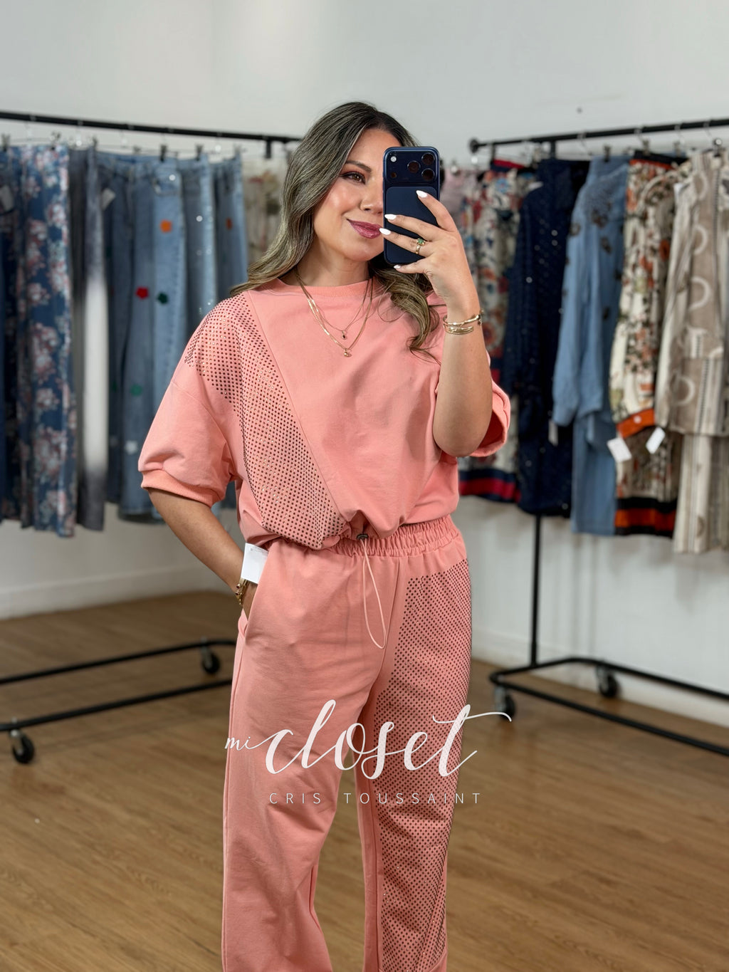 CONJUNTO DE PANTS Y TEESHIRT OVERSIZED, CON DETALLE E CINTA AJUSTABLE EN CINTURA Y PIEDRITAS DE BRILLOS