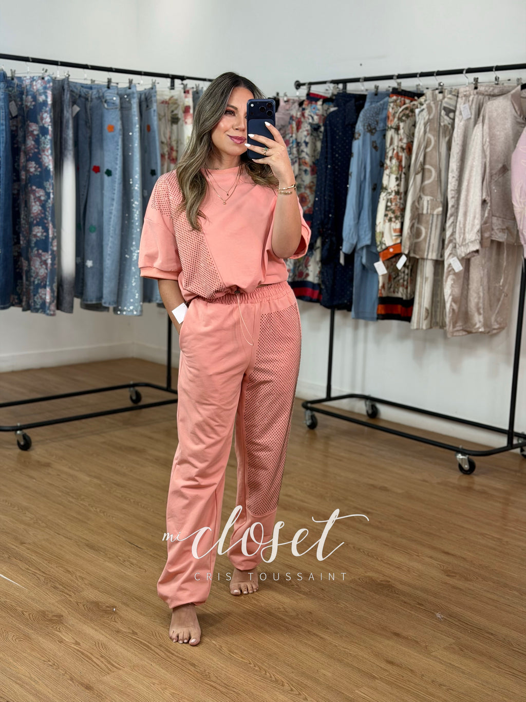 CONJUNTO DE PANTS Y TEESHIRT OVERSIZED, CON DETALLE E CINTA AJUSTABLE EN CINTURA Y PIEDRITAS DE BRILLOS