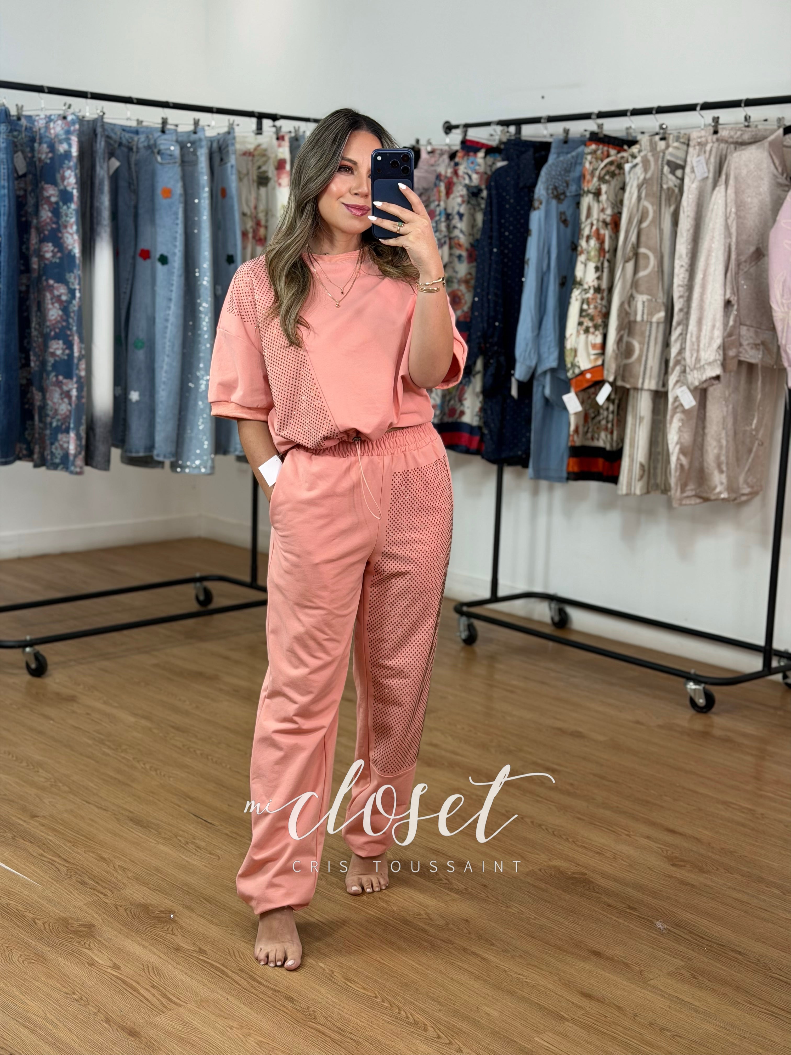 CONJUNTO DE PANTS Y TEESHIRT OVERSIZED, CON DETALLE E CINTA AJUSTABLE EN CINTURA Y PIEDRITAS DE BRILLOS