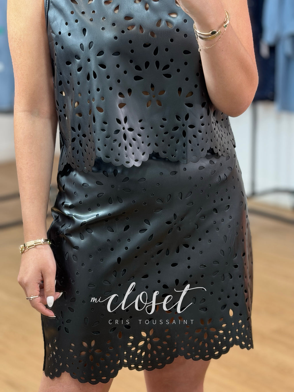 CONJUNTO CALADO EFECTO PIEL DE FALDA Y BLUSA