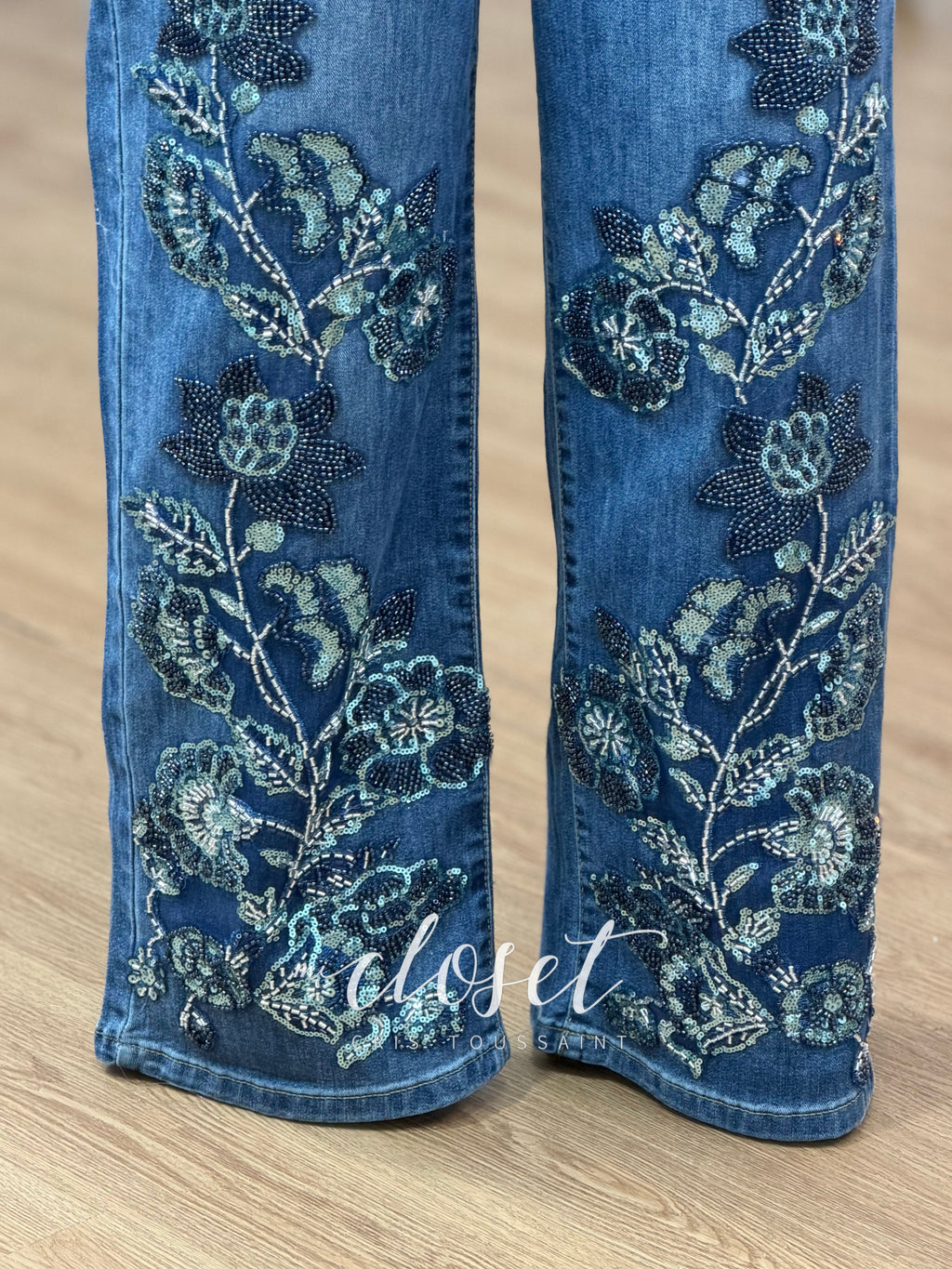 JEANS CON RESORTE COMPLETO Y CORDONES AJUSTABLES EN CINTURA; APLICACIONES DE LENTEJUELA Y CHAQUIRA EN PARTE DE ENFRENTE