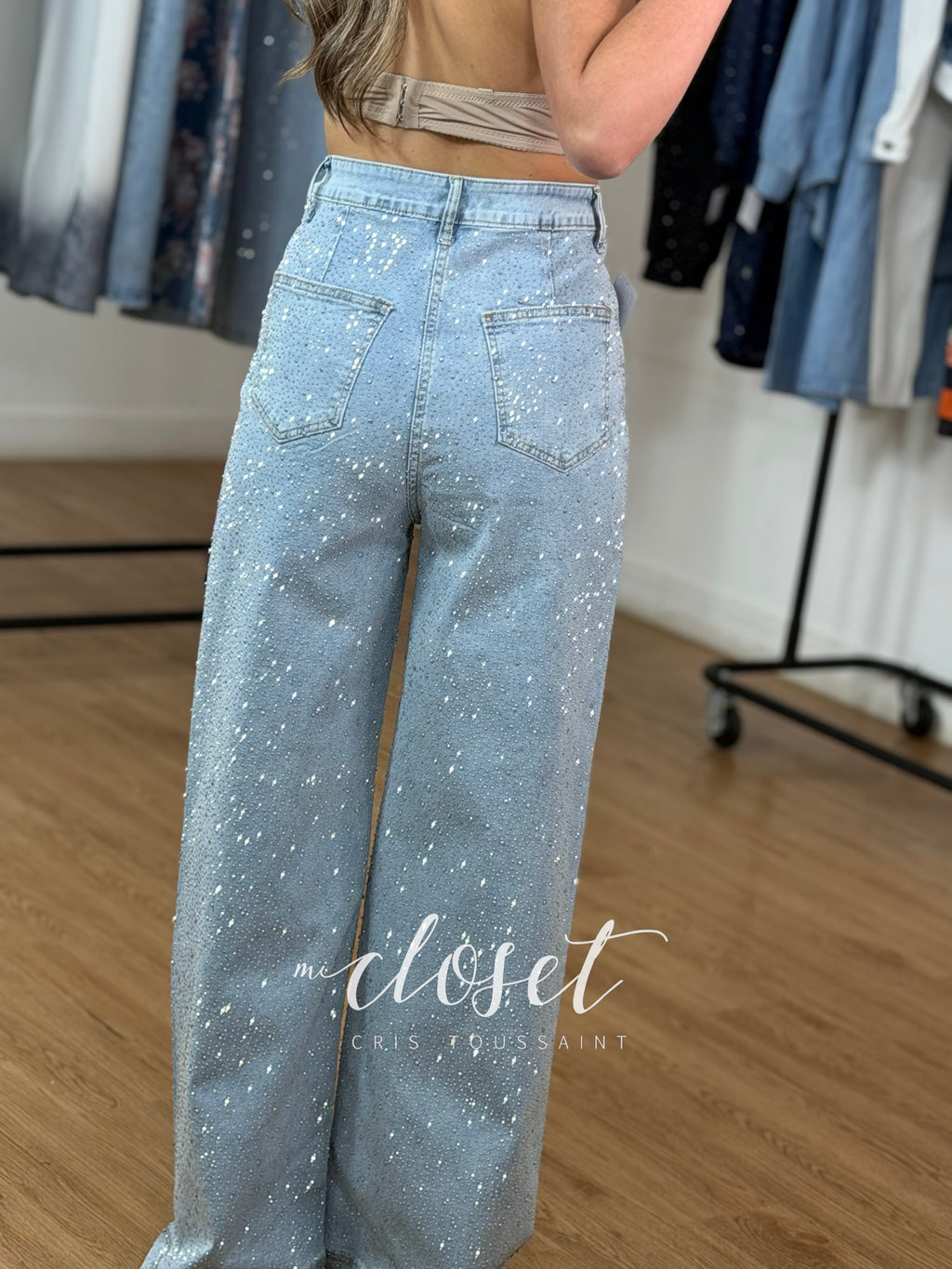 JEANS STRETCH WIDE LEG CON CHISPAS DE BRILLOS POR DELANTE Y DETRÁS
