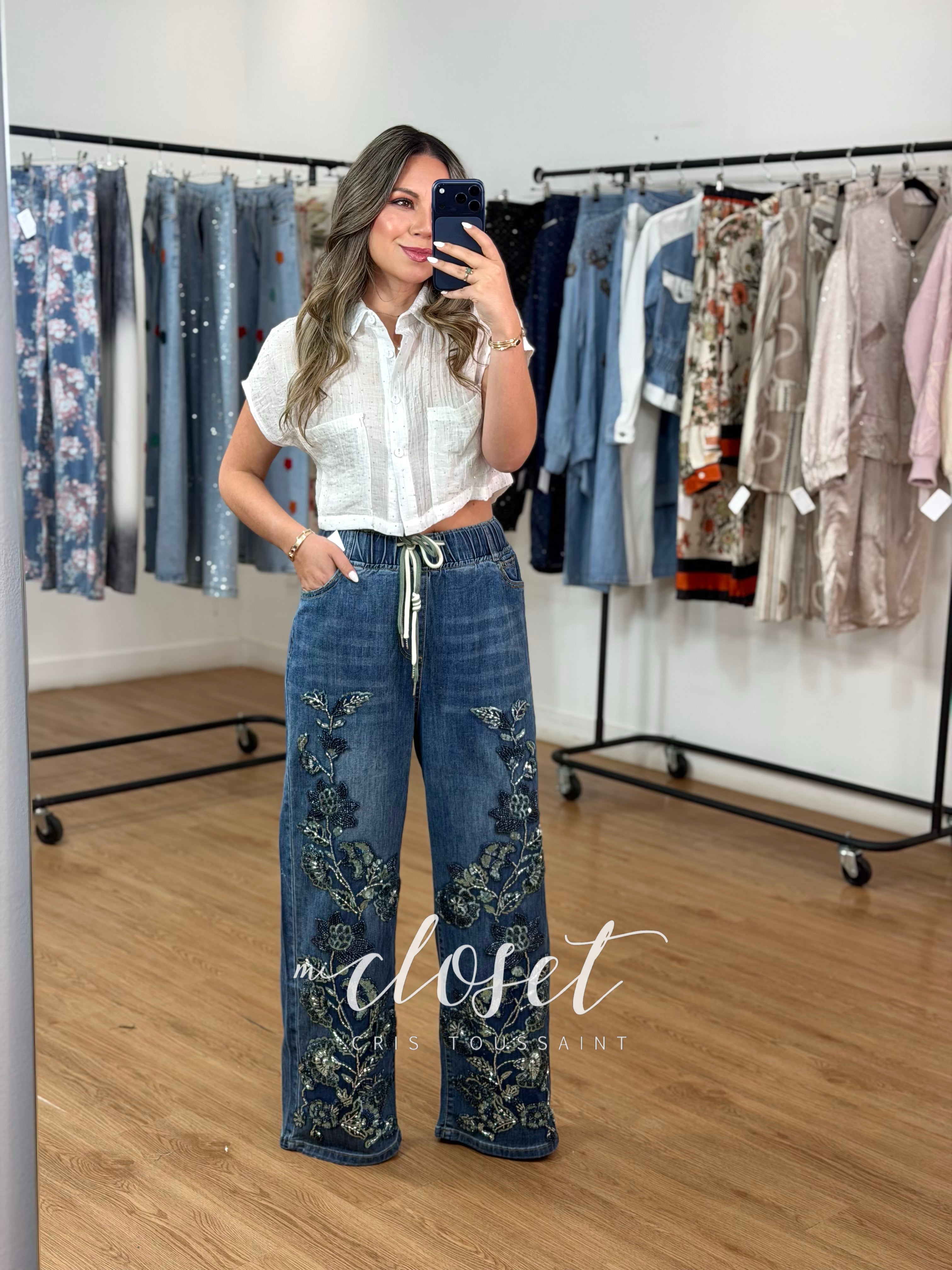 JEANS CON RESORTE COMPLETO Y CORDONES AJUSTABLES EN CINTURA; APLICACIONES DE LENTEJUELA Y CHAQUIRA EN PARTE DE ENFRENTE