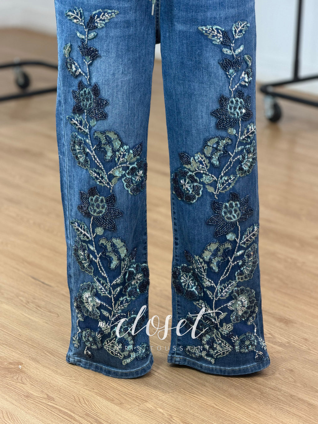 JEANS CON RESORTE COMPLETO Y CORDONES AJUSTABLES EN CINTURA; APLICACIONES DE LENTEJUELA Y CHAQUIRA EN PARTE DE ENFRENTE