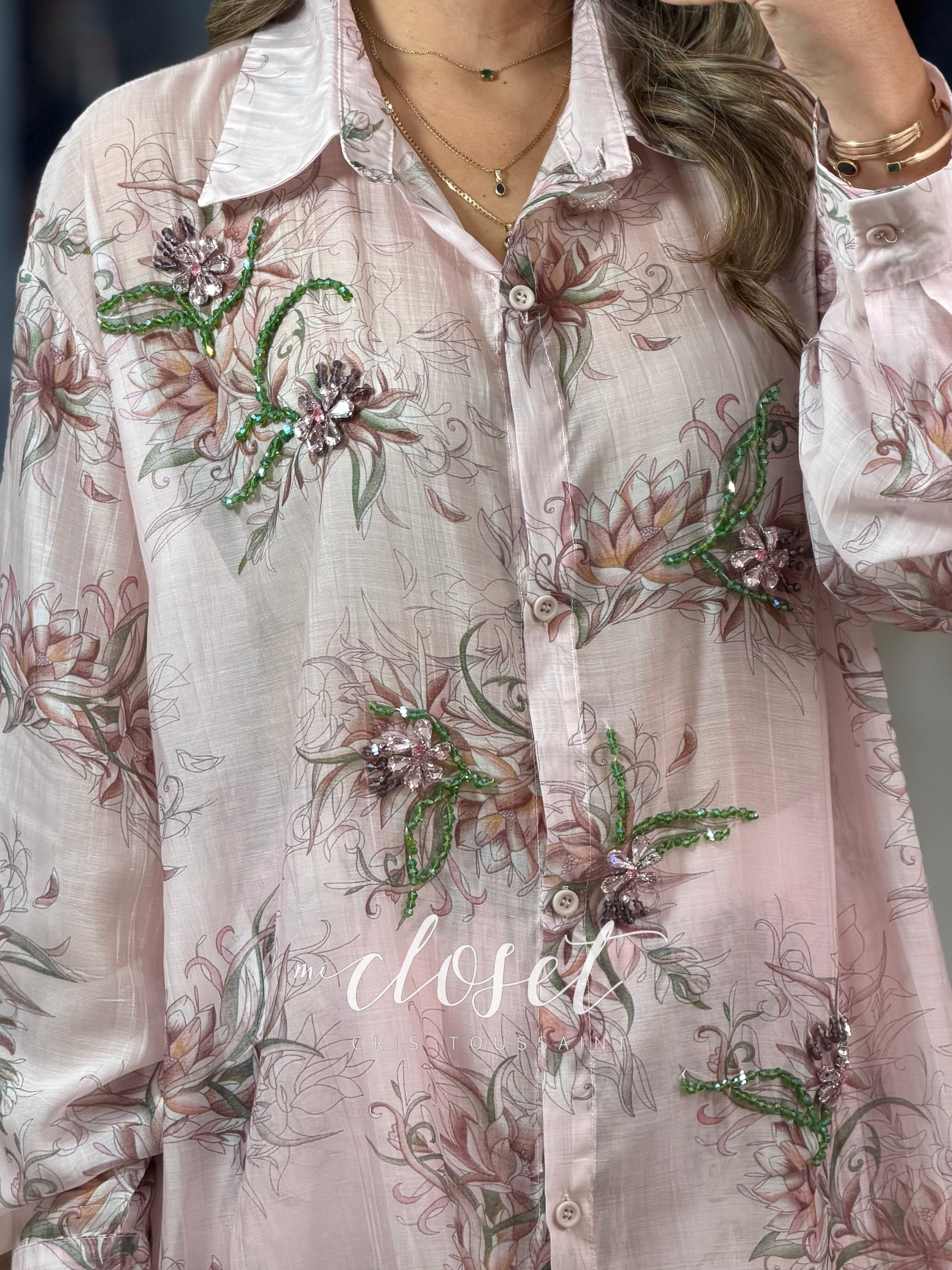 CONJUNTO OVERSIZED LIGER VAPOROSO DE PANTALÓN Y CAMISA SEMI TRANSPARENTE CON DETALLES DE PEDRERÍA Y CHAQUIRA