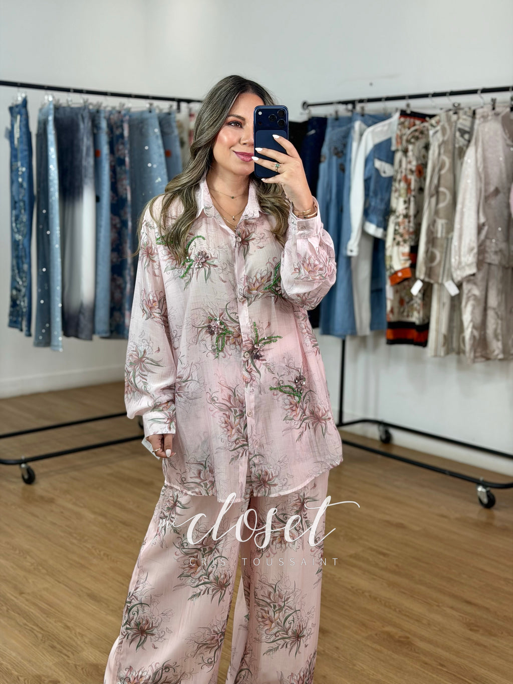 CONJUNTO OVERSIZED LIGER VAPOROSO DE PANTALÓN Y CAMISA SEMI TRANSPARENTE CON DETALLES DE PEDRERÍA Y CHAQUIRA