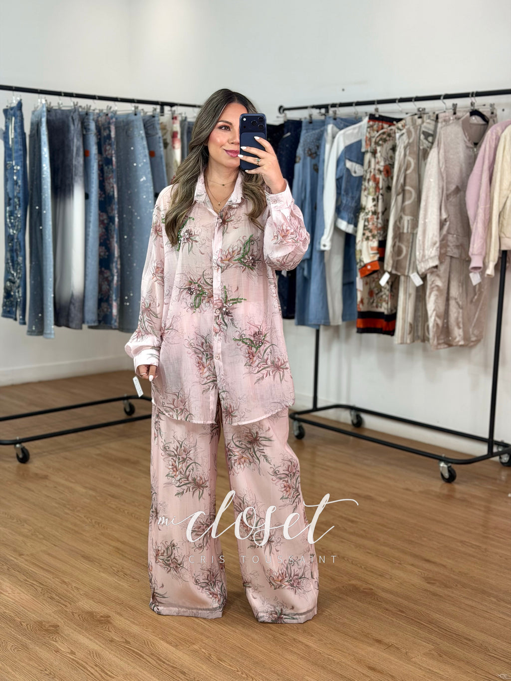 CONJUNTO OVERSIZED LIGER VAPOROSO DE PANTALÓN Y CAMISA SEMI TRANSPARENTE CON DETALLES DE PEDRERÍA Y CHAQUIRA