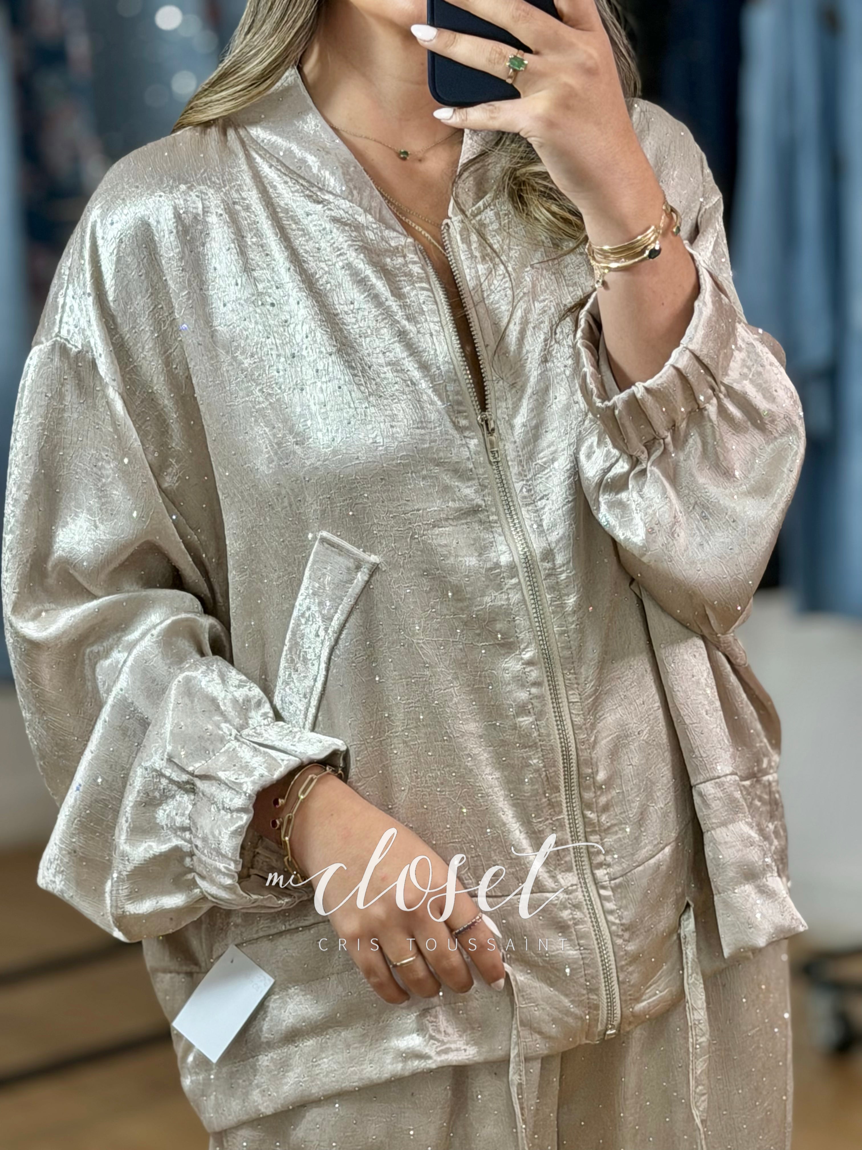 CONJUNTO LIGERO COLOR CHAMPAGNE SATINADO LLENO DE BRILLOS FRENTE Y ESPALDA, PANTALÓN Y CHAMARRA BOMBER CON CINTA AJUSTABLE EN CINTURA
