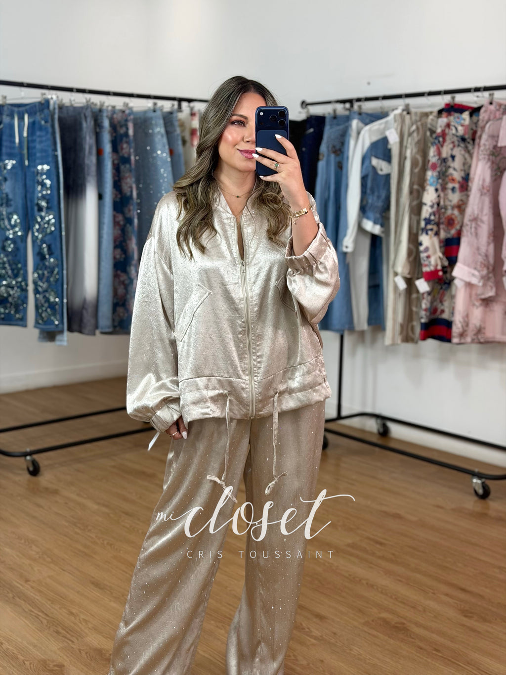 CONJUNTO LIGERO COLOR CHAMPAGNE SATINADO LLENO DE BRILLOS FRENTE Y ESPALDA, PANTALÓN Y CHAMARRA BOMBER CON CINTA AJUSTABLE EN CINTURA