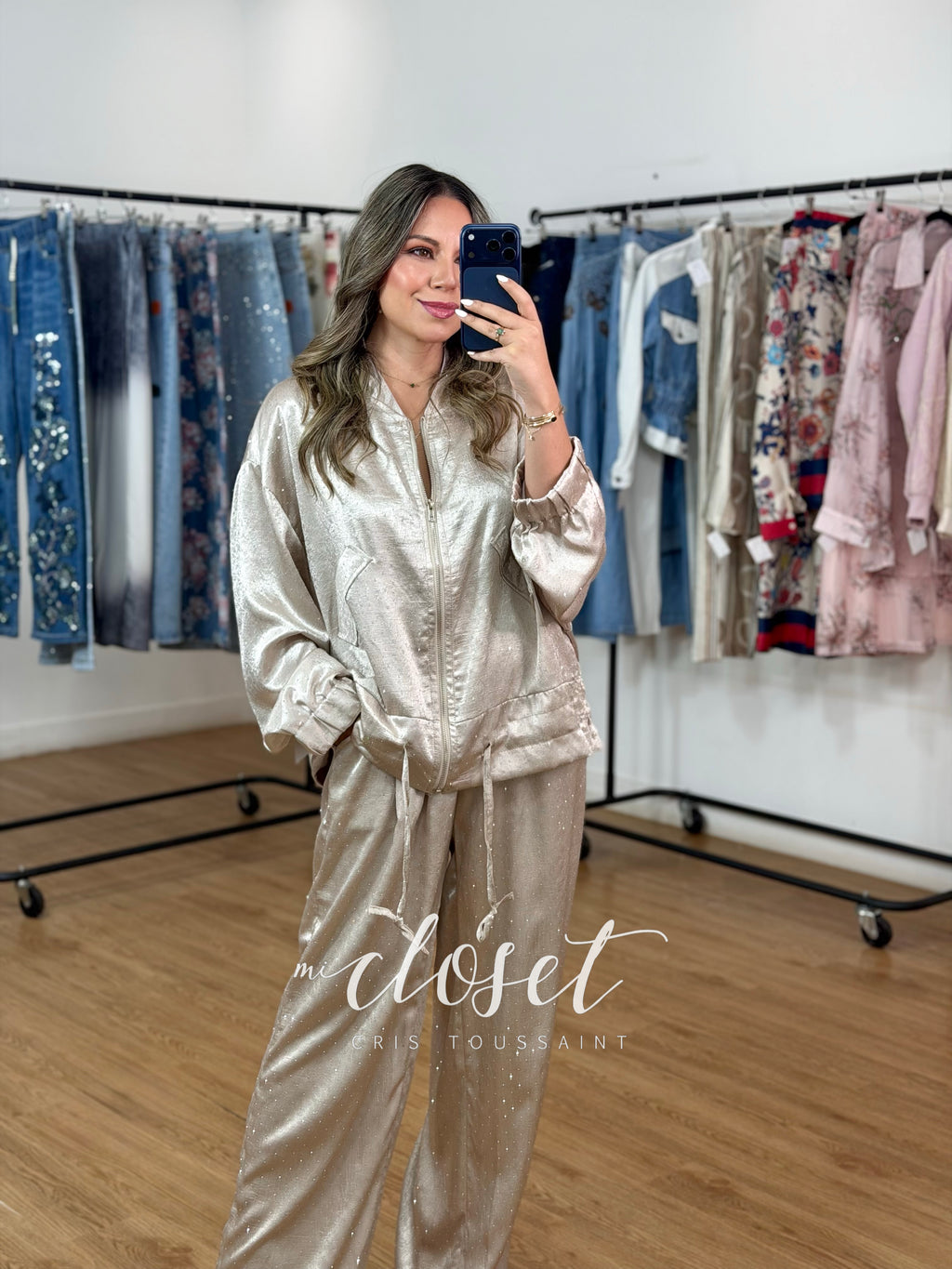 CONJUNTO LIGERO COLOR CHAMPAGNE SATINADO LLENO DE BRILLOS FRENTE Y ESPALDA, PANTALÓN Y CHAMARRA BOMBER CON CINTA AJUSTABLE EN CINTURA
