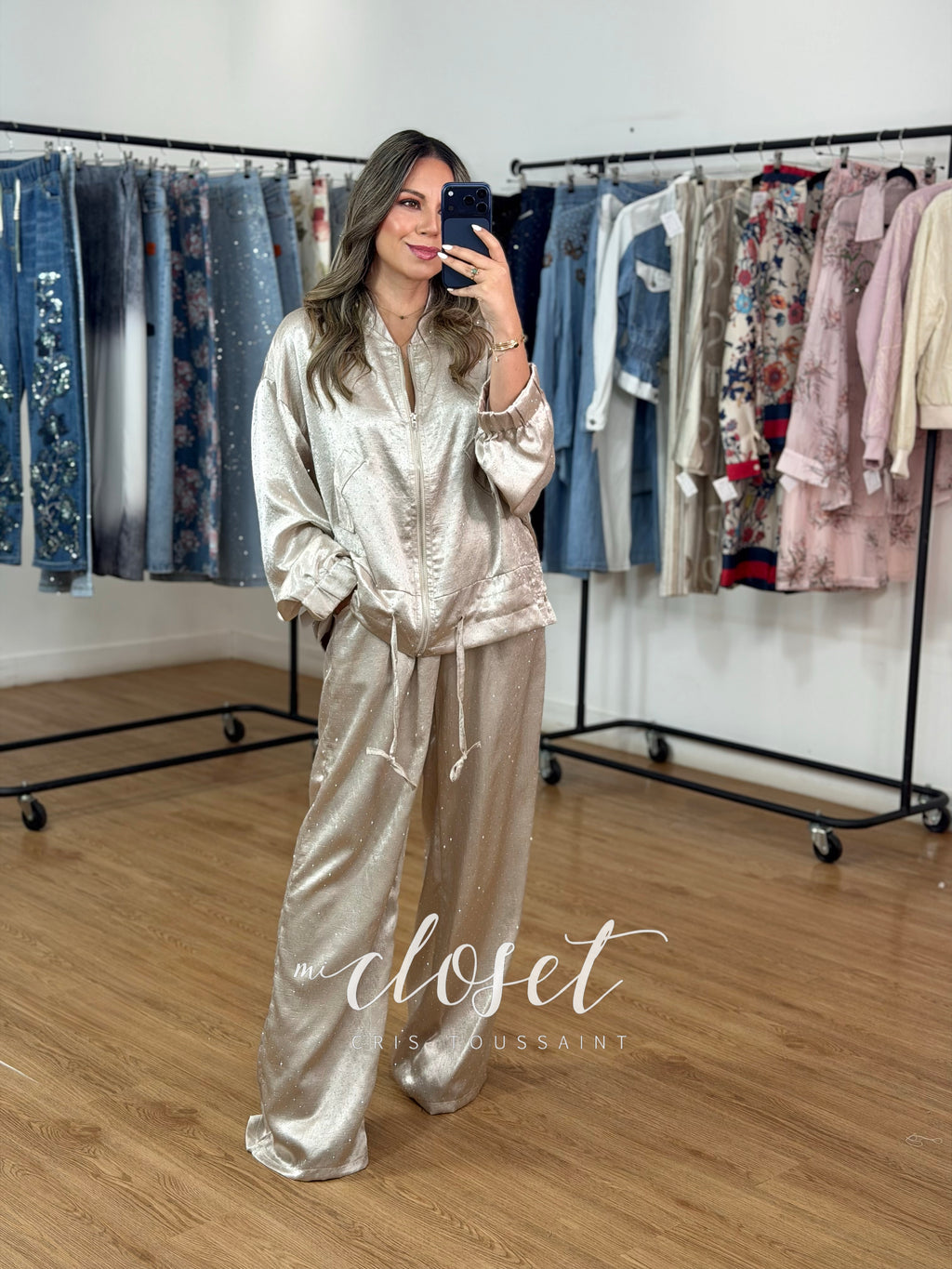 CONJUNTO LIGERO COLOR CHAMPAGNE SATINADO LLENO DE BRILLOS FRENTE Y ESPALDA, PANTALÓN Y CHAMARRA BOMBER CON CINTA AJUSTABLE EN CINTURA