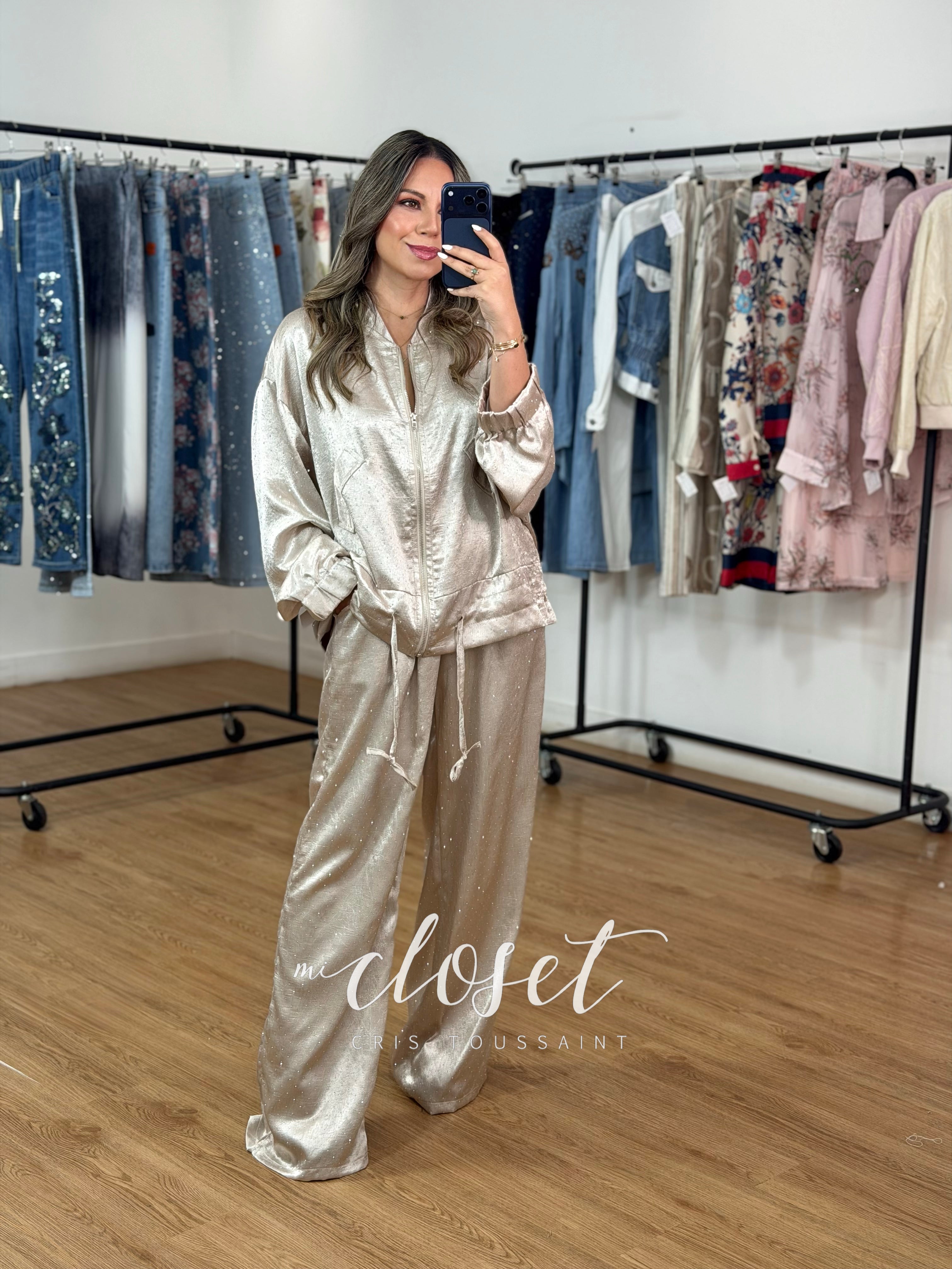CONJUNTO LIGERO COLOR CHAMPAGNE SATINADO LLENO DE BRILLOS FRENTE Y ESPALDA, PANTALÓN Y CHAMARRA BOMBER CON CINTA AJUSTABLE EN CINTURA