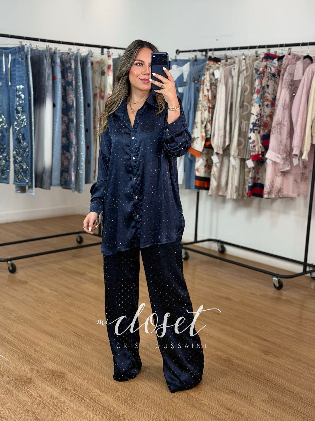 CONJUNTO LIGERO SATINADO LLENO DE BRILLOS EN FRENTE Y ESPALDA