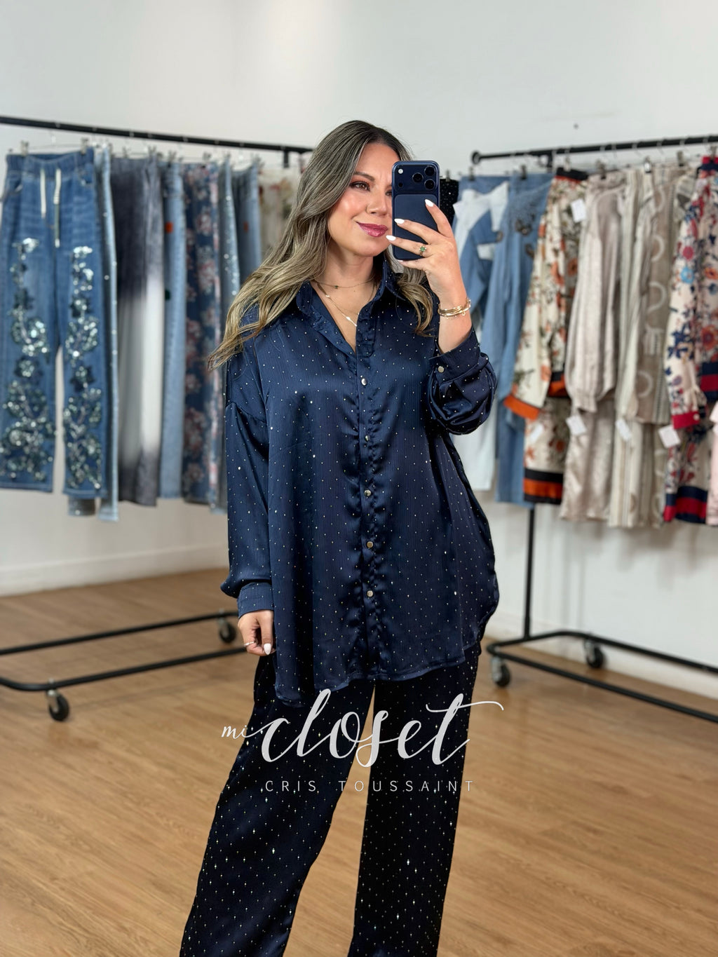 CONJUNTO LIGERO SATINADO LLENO DE BRILLOS EN FRENTE Y ESPALDA