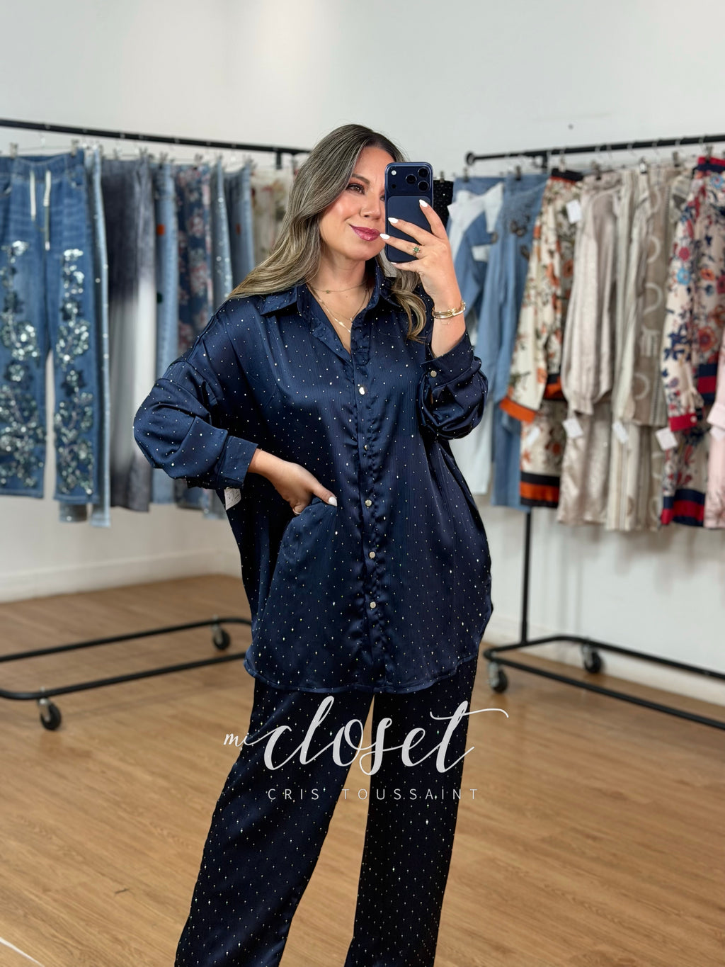 CONJUNTO LIGERO SATINADO LLENO DE BRILLOS EN FRENTE Y ESPALDA