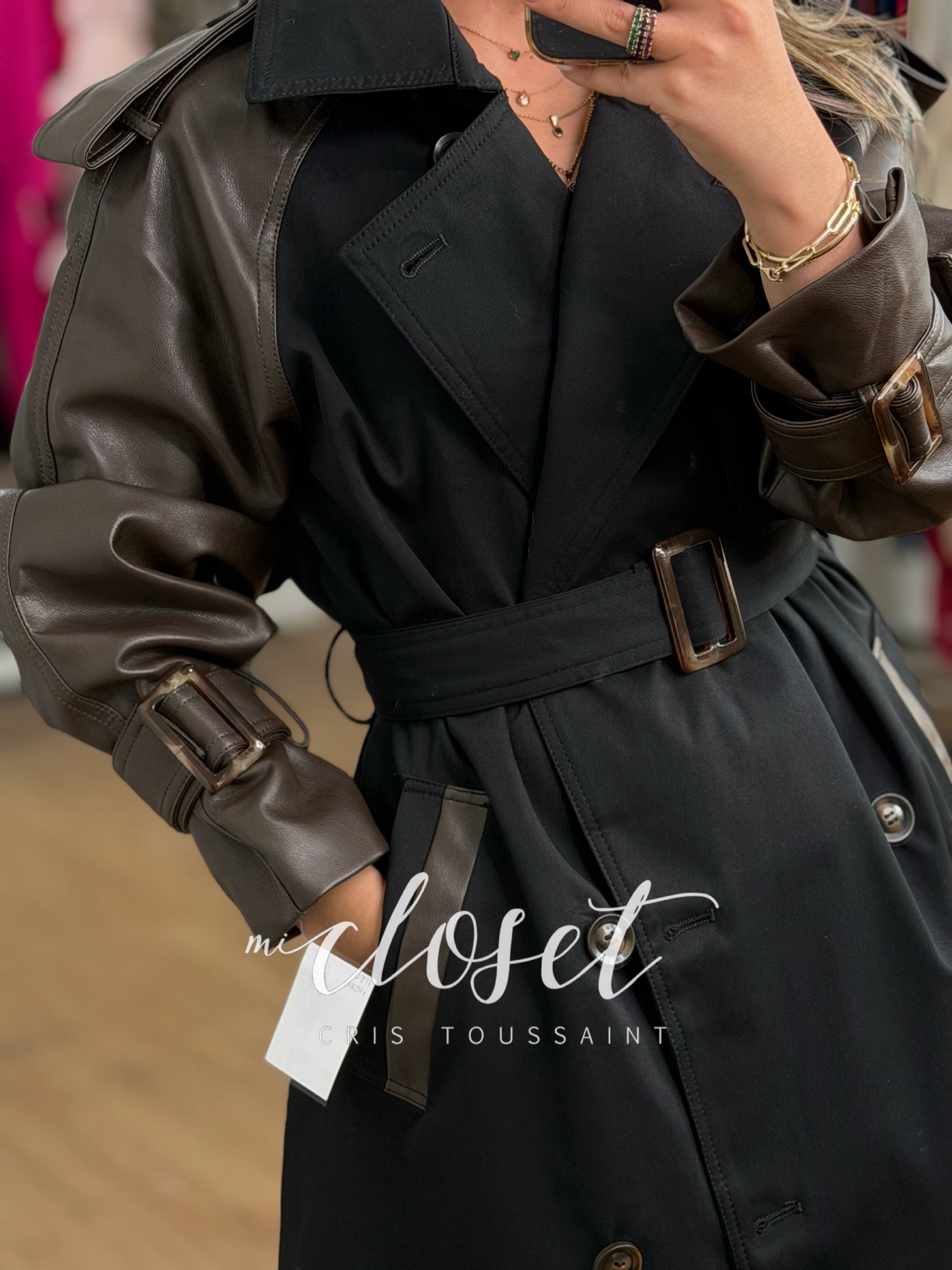 GABARDINA CON MANGAS TIPO PIEL Y DETALLES EN BOLSAS Y HOMBROS; CINTA AJUSTABLE Y FORRO