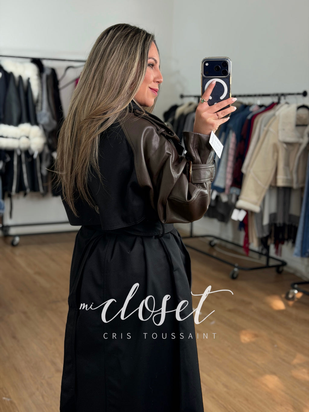 GABARDINA CON MANGAS TIPO PIEL Y DETALLES EN BOLSAS Y HOMBROS; CINTA AJUSTABLE Y FORRO