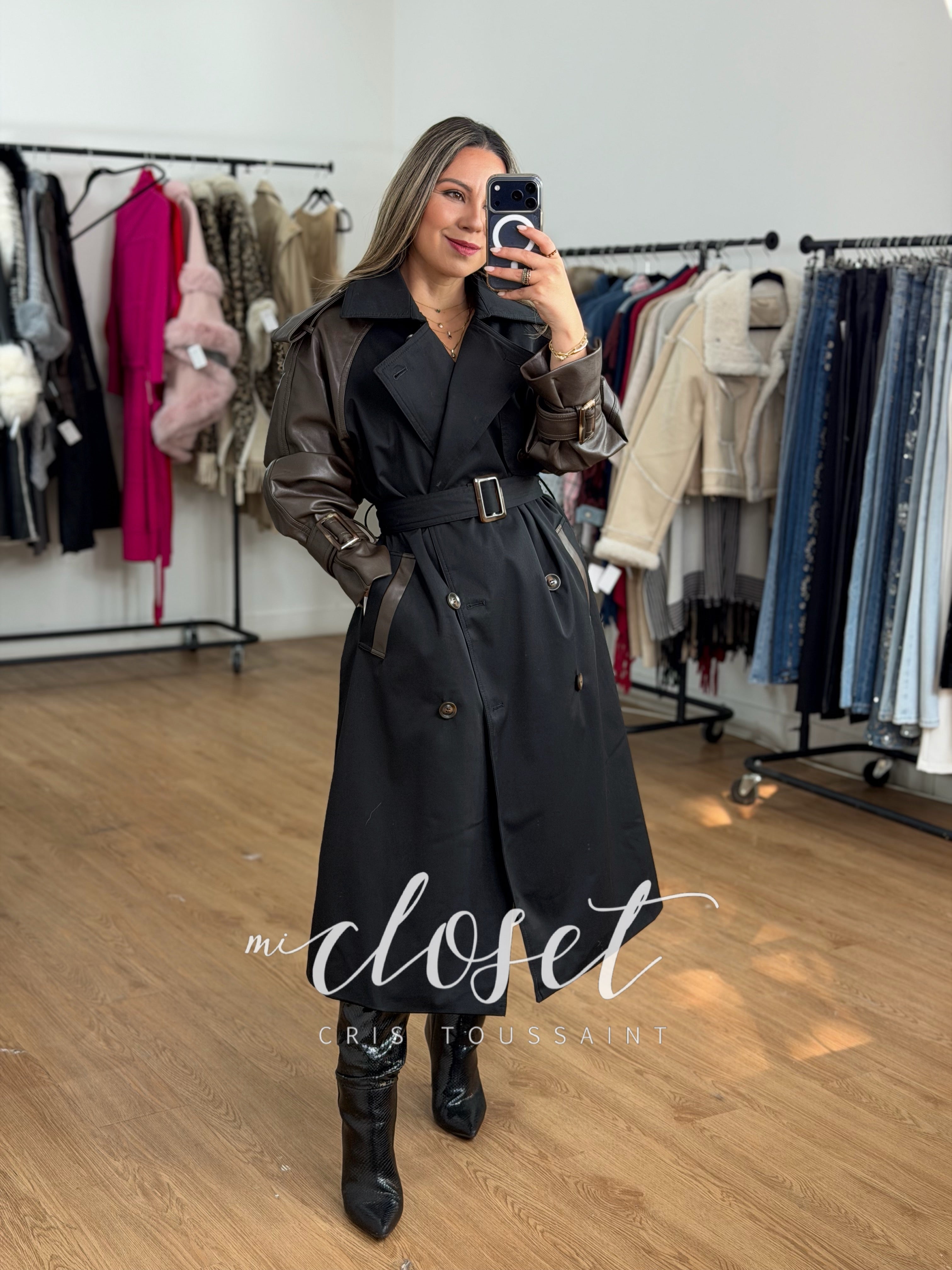 GABARDINA CON MANGAS TIPO PIEL Y DETALLES EN BOLSAS Y HOMBROS; CINTA AJUSTABLE Y FORRO