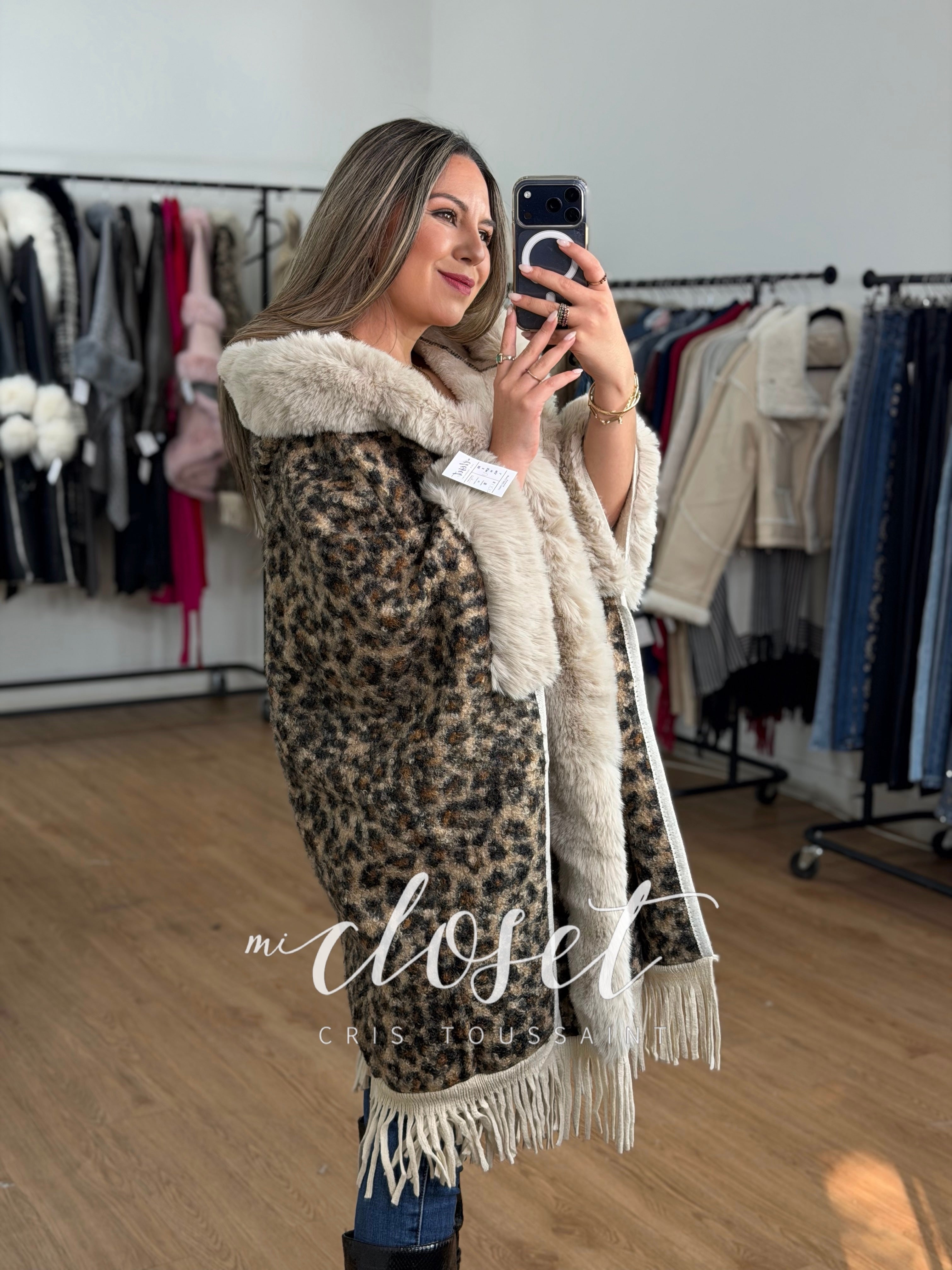 CAPA SÚPER CALIENTITA CON GORRO, AFELPADA POR DENTRO, PELUCHE EN SOLAPA Y MANGA; CON FLECOS