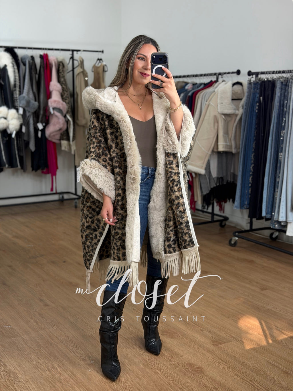 CAPA SÚPER CALIENTITA CON GORRO, AFELPADA POR DENTRO, PELUCHE EN SOLAPA Y MANGA; CON FLECOS