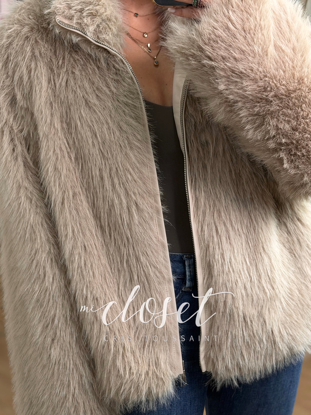 CHAMARRA TIPO MINK (SINTÉTICO), SOLAPA DE VINIPIEL, CON FORRO Y BOLSAS