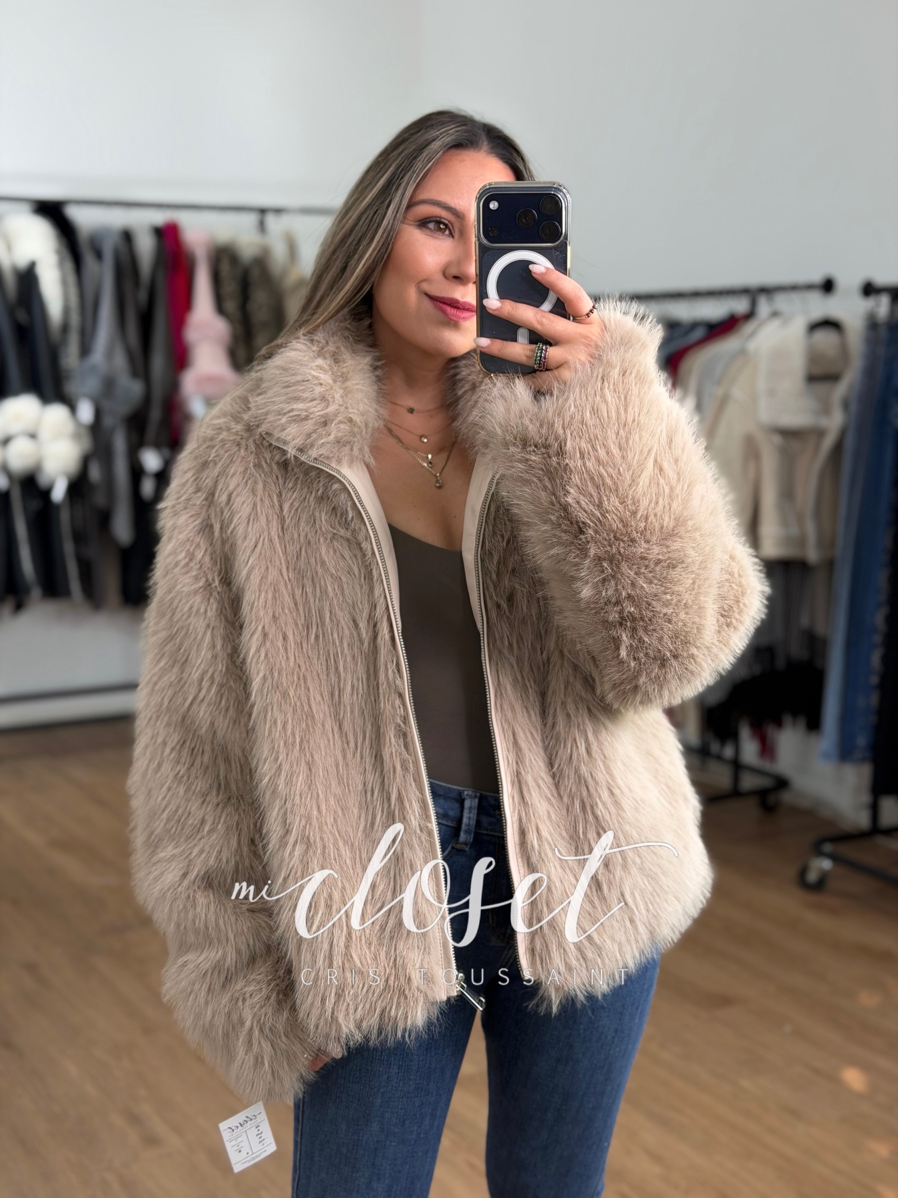 CHAMARRA TIPO MINK (SINTÉTICO), SOLAPA DE VINIPIEL, CON FORRO Y BOLSAS