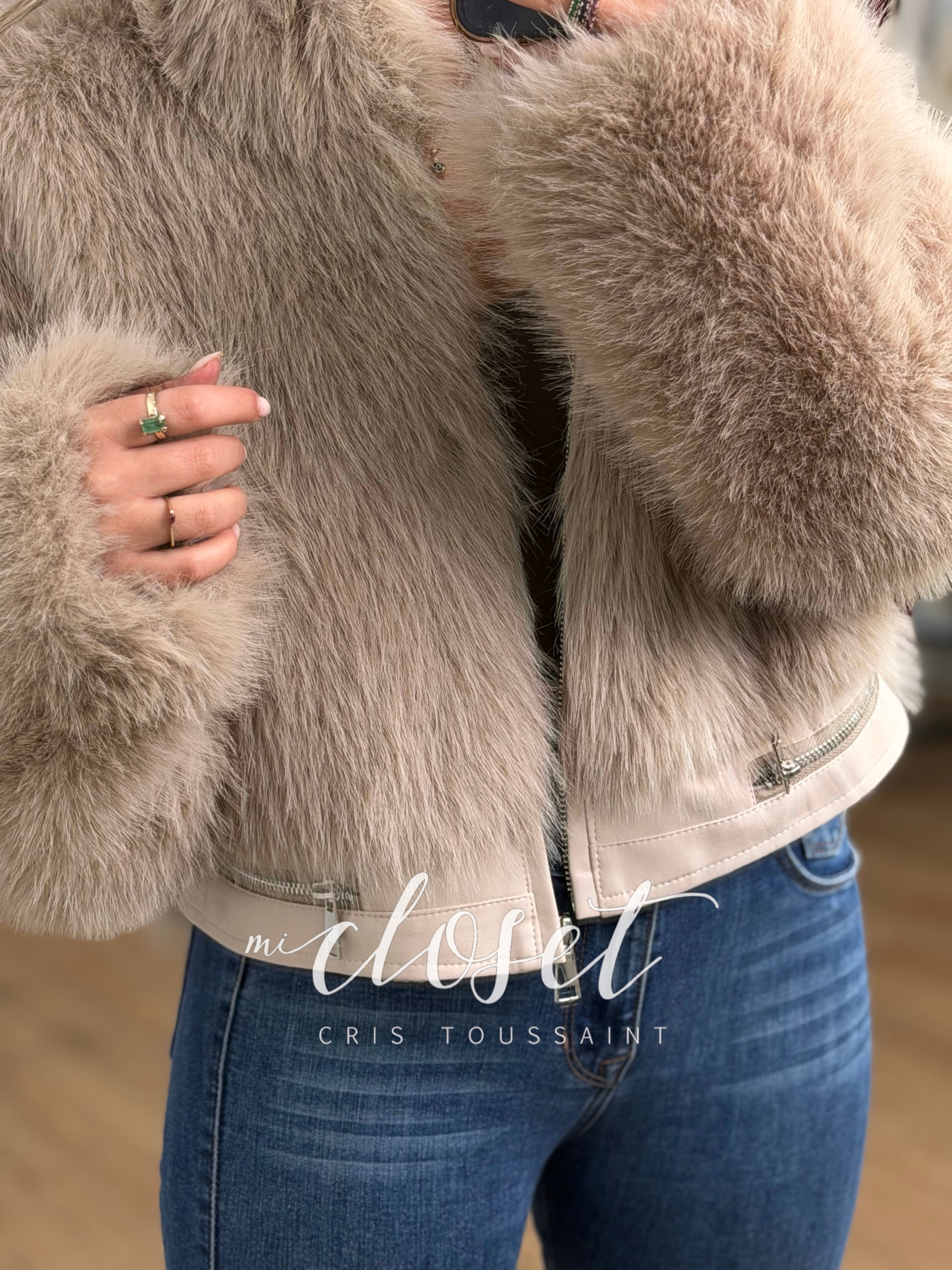 CHAMARRITA CORTA SÚPER SUAVE TIPO MINK (SINTÉTICO) CON DETALLES EN CINTURA DE VINIPIEL Y CIERRES