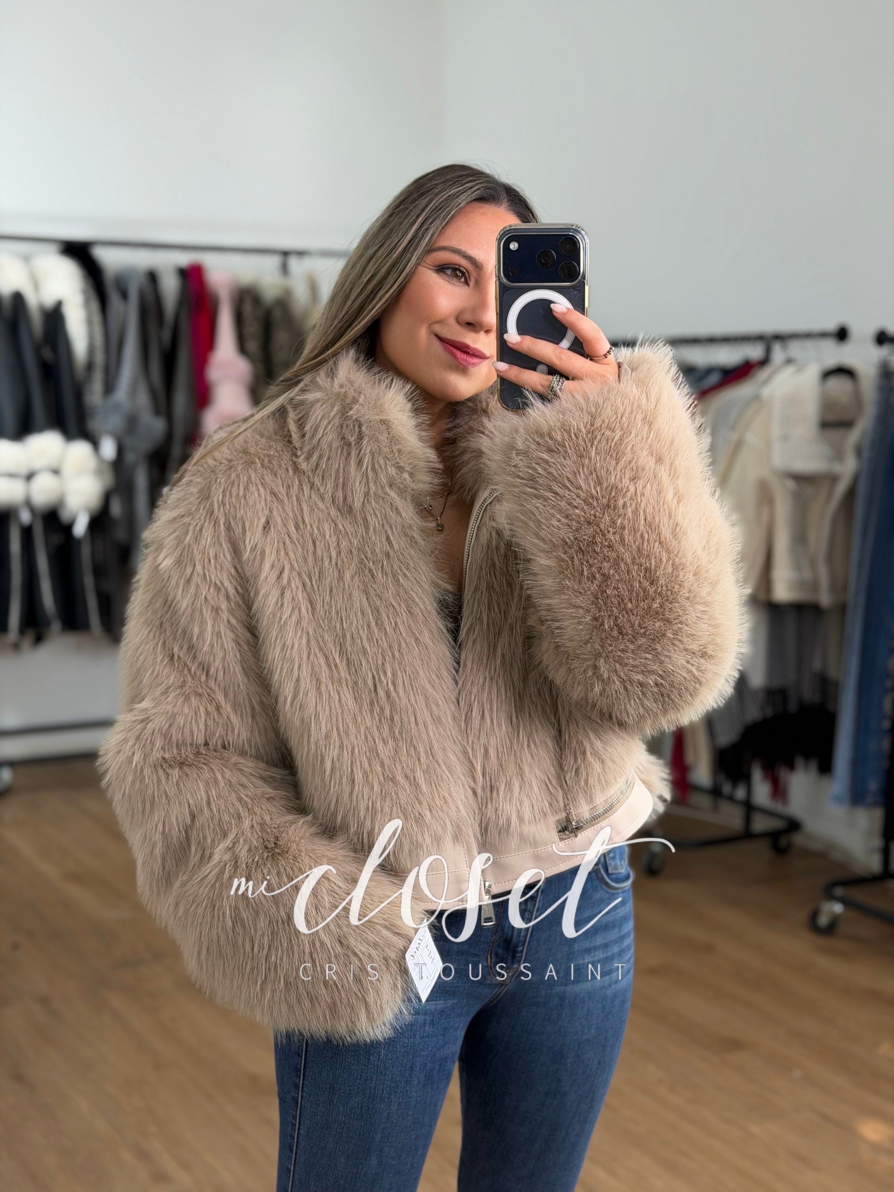 CHAMARRITA CORTA SÚPER SUAVE TIPO MINK (SINTÉTICO) CON DETALLES EN CINTURA DE VINIPIEL Y CIERRES