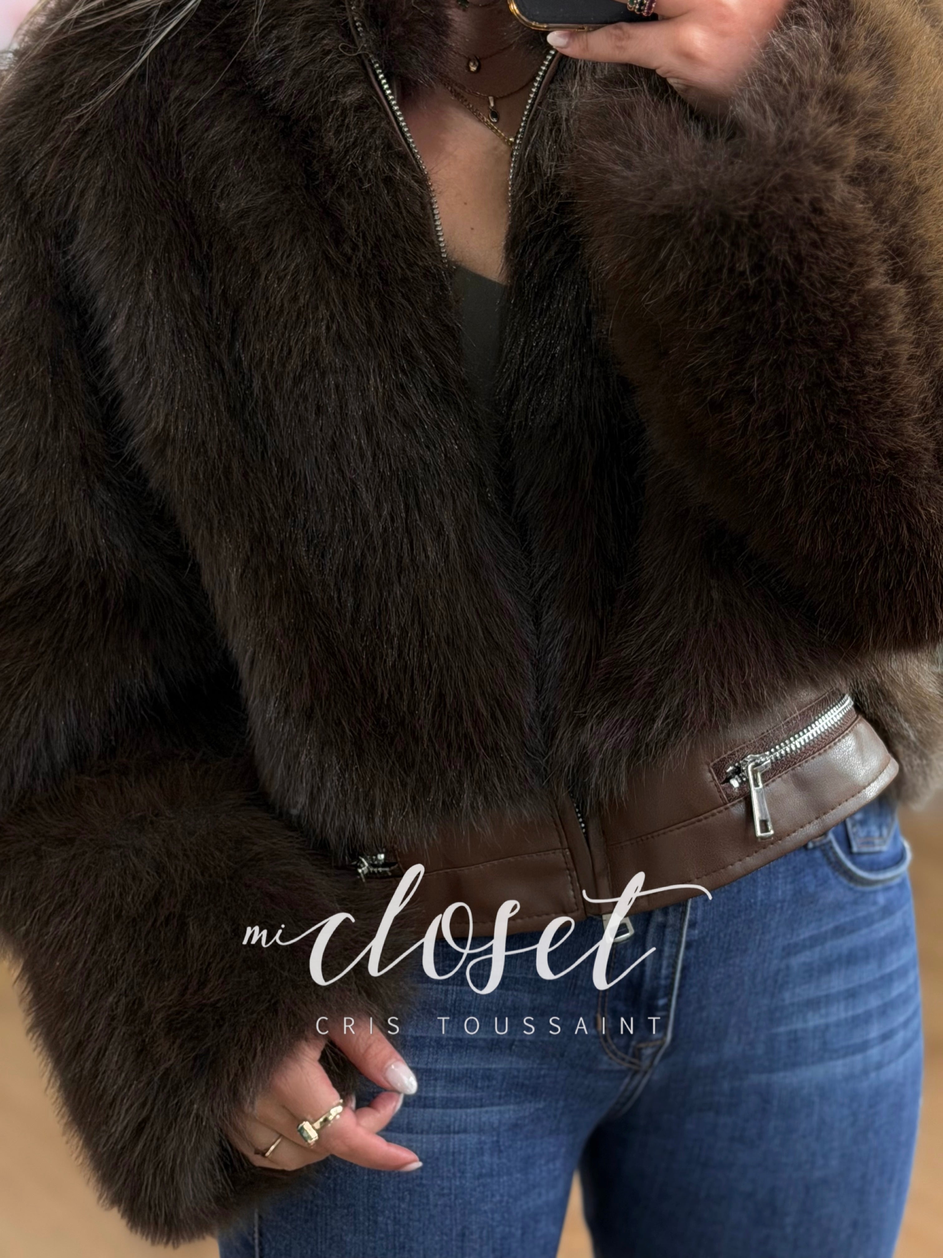 CHAMARRITA CORTA SÚPER SUAVE TIPO MINK (SINTÉTICO) CON DETALLES EN CINTURA DE VINIPIEL Y CIERRES