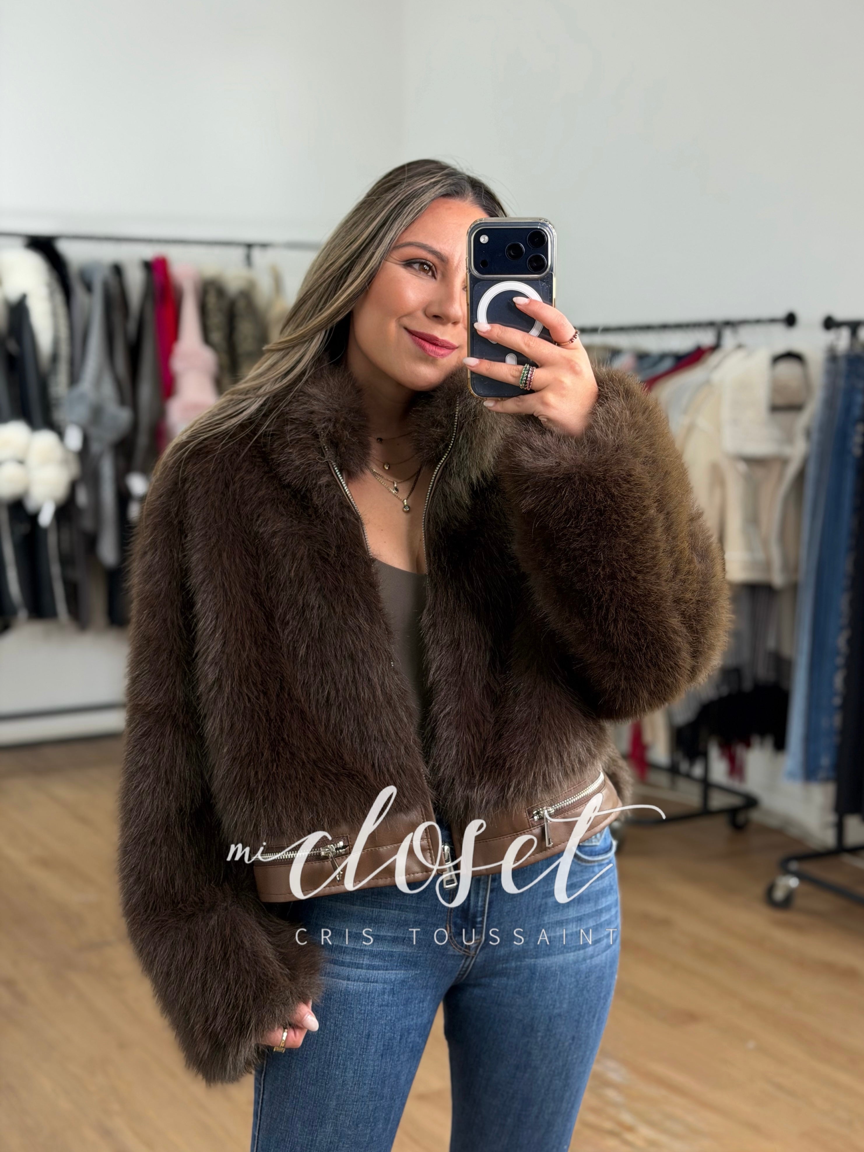 CHAMARRITA CORTA SÚPER SUAVE TIPO MINK (SINTÉTICO) CON DETALLES EN CINTURA DE VINIPIEL Y CIERRES