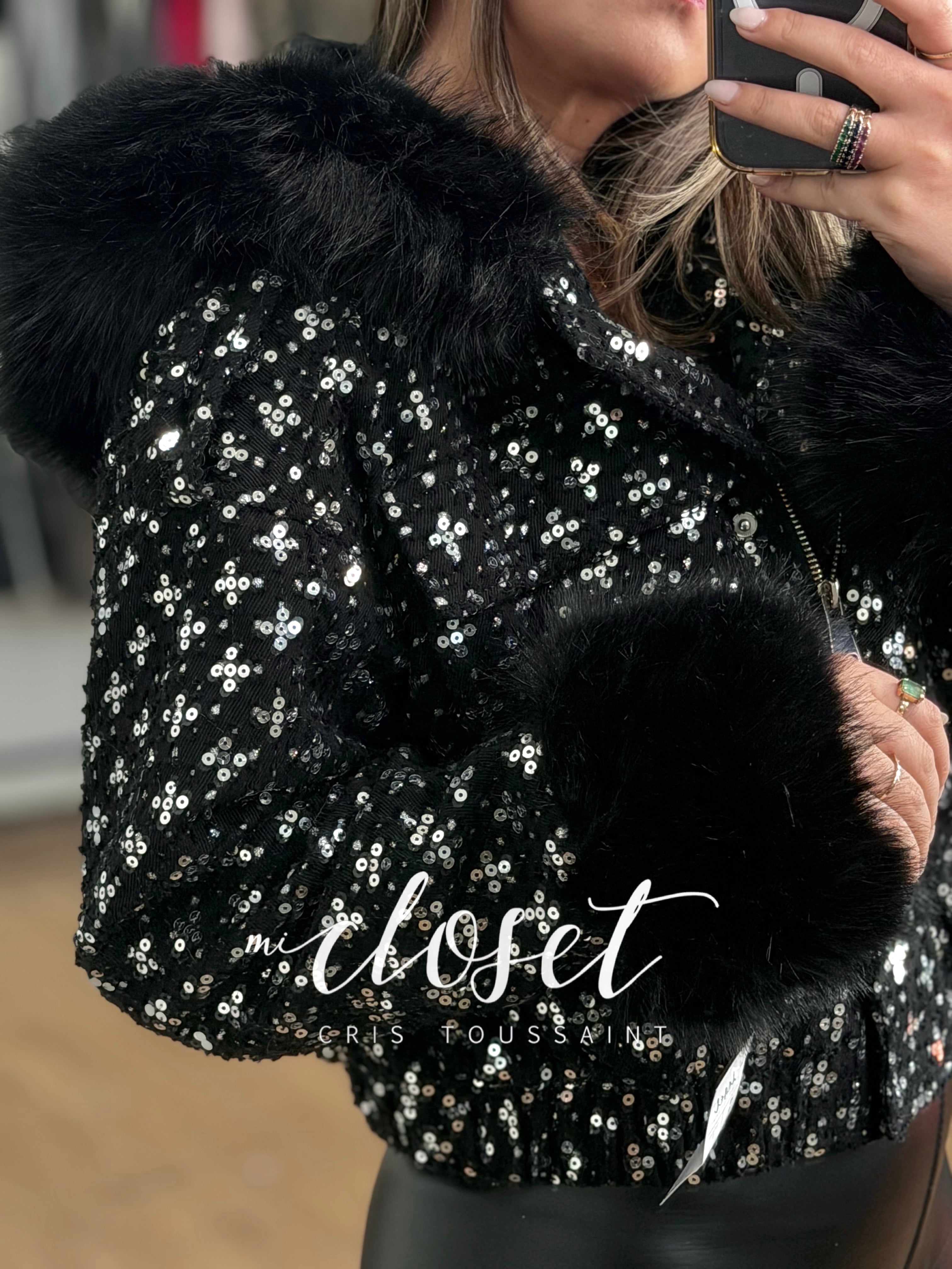 CHAMARRA CORTA CON GORRO Y PUÑO DE PELUCHE, LLENA DE LENTEJUELA Y AFELPADA POR DENTRO