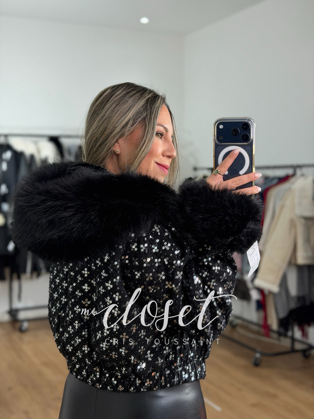 CHAMARRA CORTA CON GORRO Y PUÑO DE PELUCHE, LLENA DE LENTEJUELA Y AFELPADA POR DENTRO