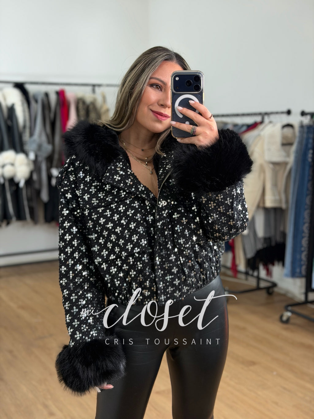 CHAMARRA CORTA CON GORRO Y PUÑO DE PELUCHE, LLENA DE LENTEJUELA Y AFELPADA POR DENTRO