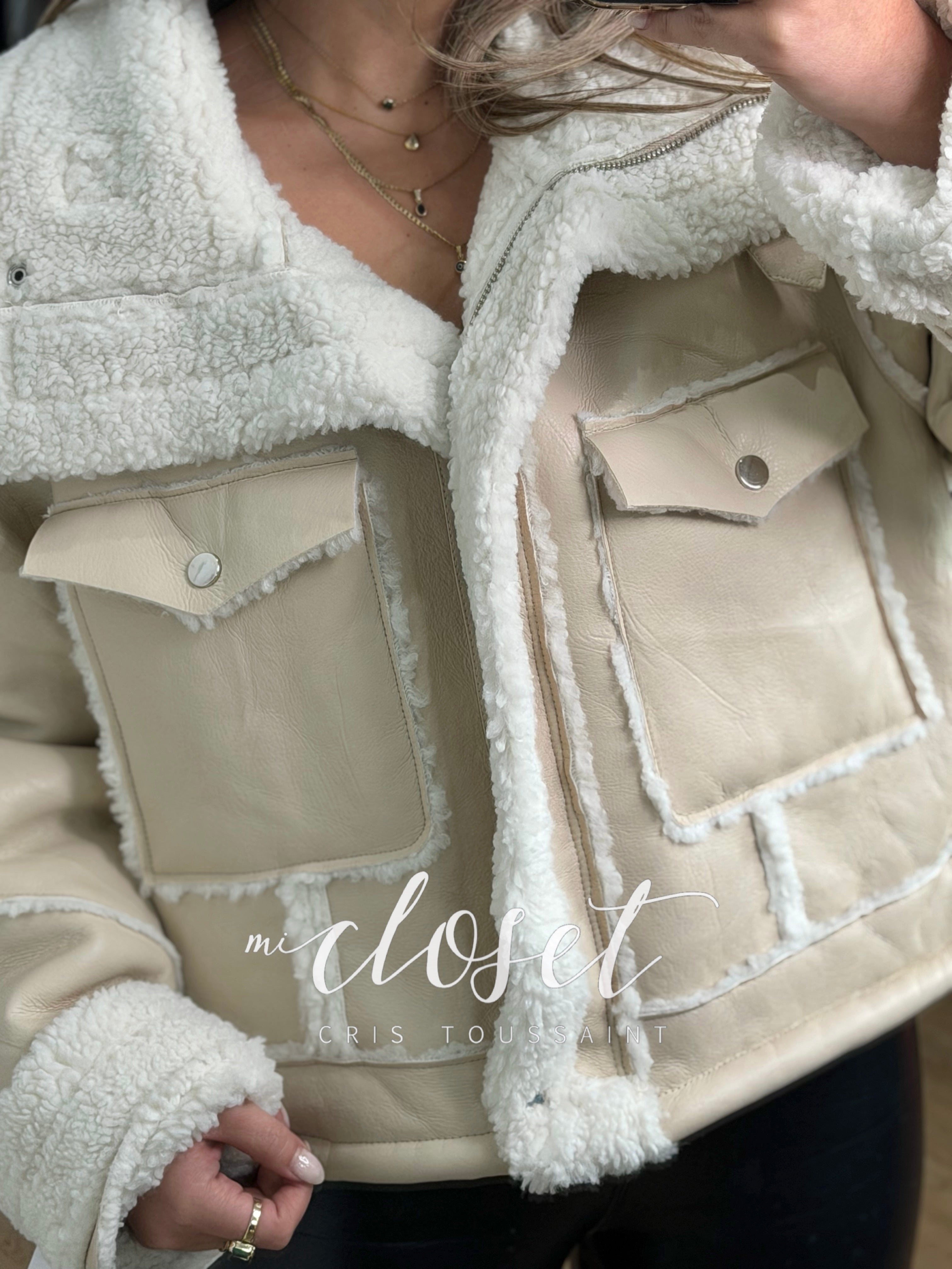 CHAMARRA GRUESA EFECTO PIEL OVERSIZED CON DETALLES Y FORRO DE BORREGO, SÚPER CALIENTITO