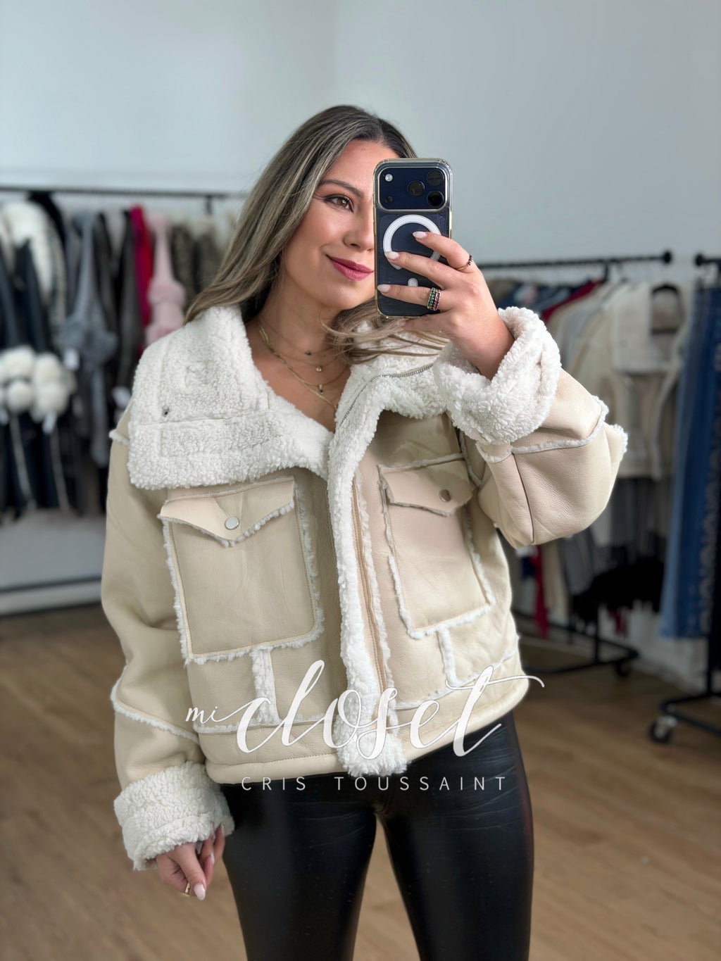 CHAMARRA GRUESA EFECTO PIEL OVERSIZED CON DETALLES Y FORRO DE BORREGO, SÚPER CALIENTITO