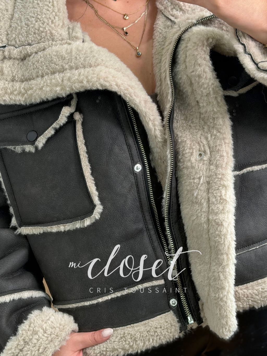 CHAMARRA GRUESA EFECTO PIEL OVERSIZED CON DETALLES Y FORRO DE BORREGO, SÚPER CALIENTITO CON CIERRE Y BROCHE