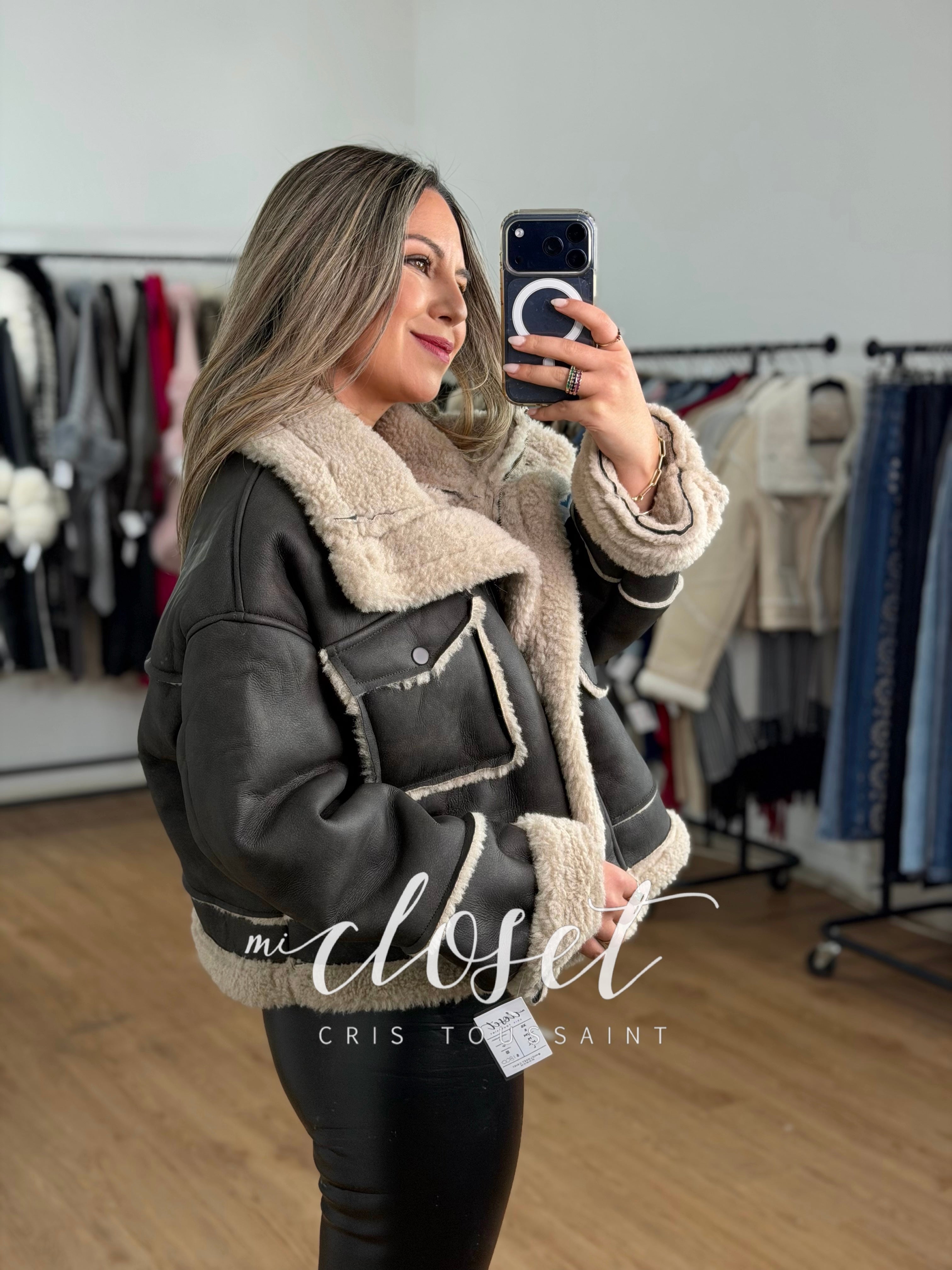 CHAMARRA GRUESA EFECTO PIEL OVERSIZED CON DETALLES Y FORRO DE BORREGO, SÚPER CALIENTITO CON CIERRE Y BROCHE