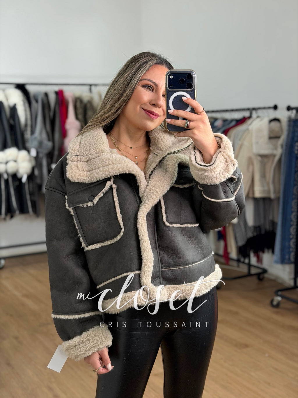 CHAMARRA GRUESA EFECTO PIEL OVERSIZED CON DETALLES Y FORRO DE BORREGO, SÚPER CALIENTITO CON CIERRE Y BROCHE