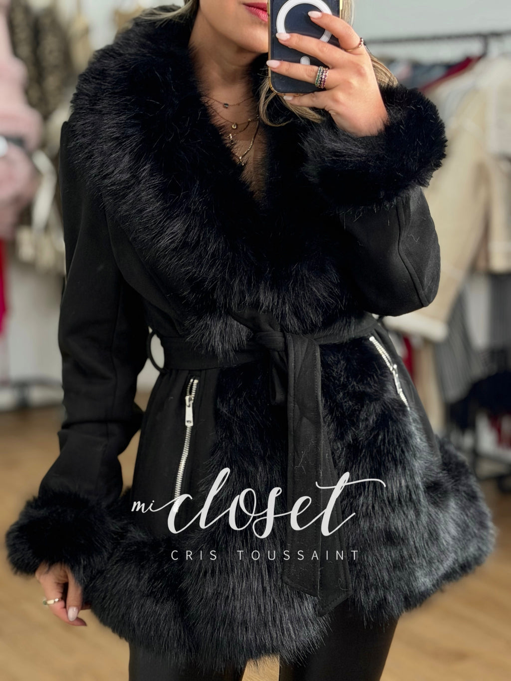 ABRIGO DE GAMUZA CON PELUCHE EN SOLAPA, CONTORNO Y PUÑOS, CON CINTA AJUSTABLE