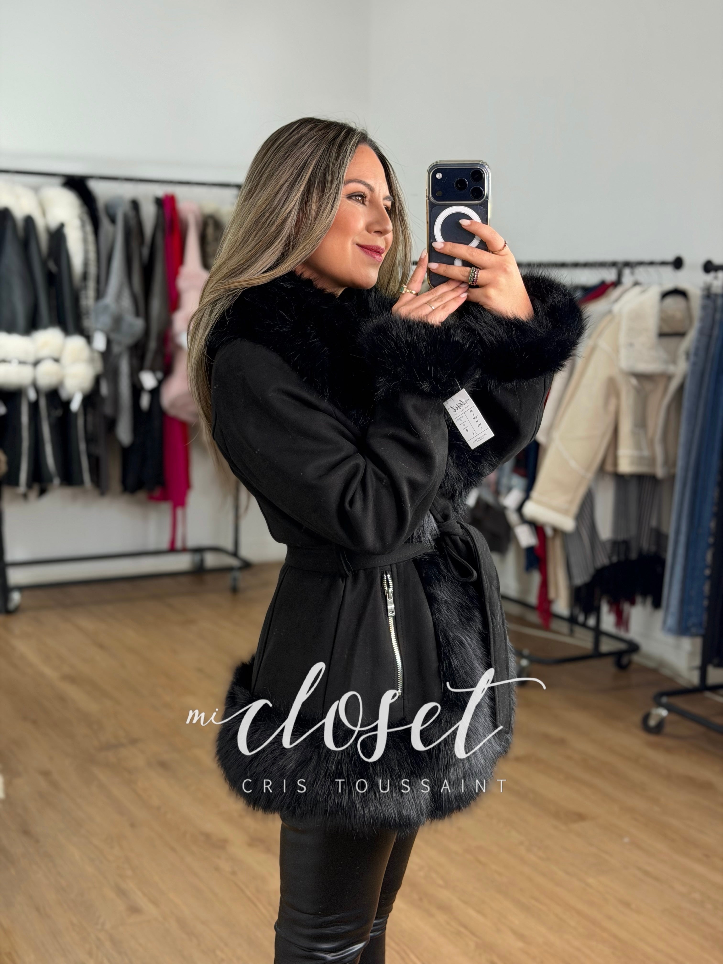 ABRIGO DE GAMUZA CON PELUCHE EN SOLAPA, CONTORNO Y PUÑOS, CON CINTA AJUSTABLE