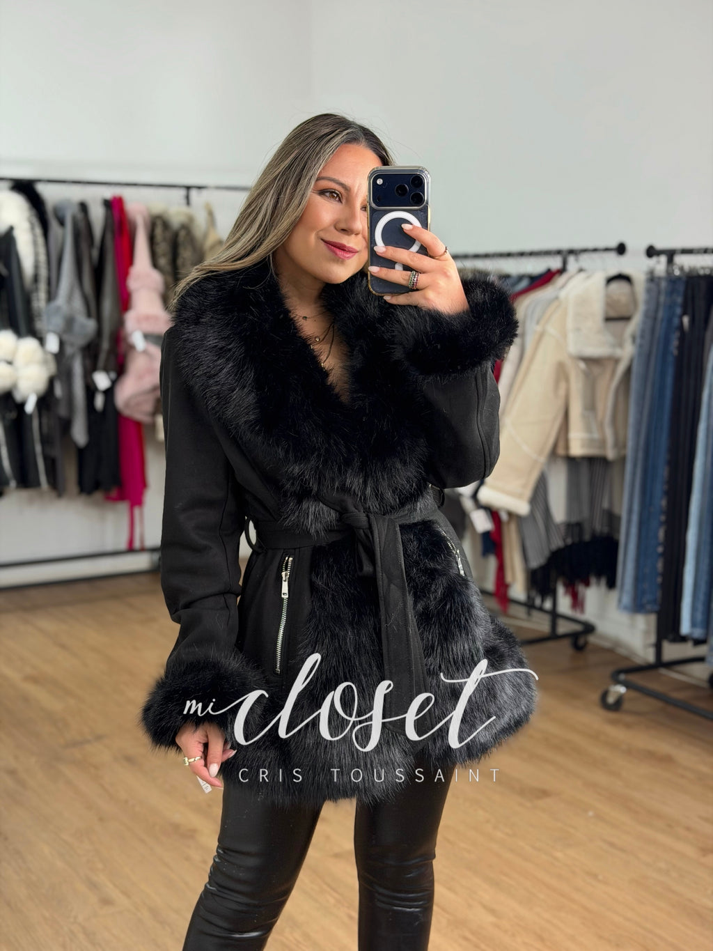 ABRIGO DE GAMUZA CON PELUCHE EN SOLAPA, CONTORNO Y PUÑOS, CON CINTA AJUSTABLE