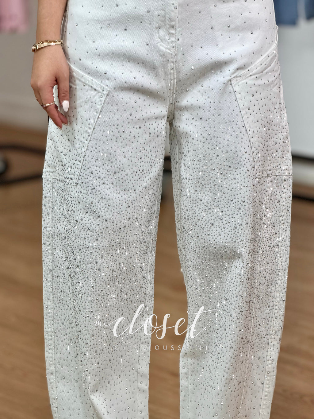 JEANS SÚPER STRETCH TIPO BARREL CON CHISPAS DE BRILLOS POR DELANTE Y DETRÁS