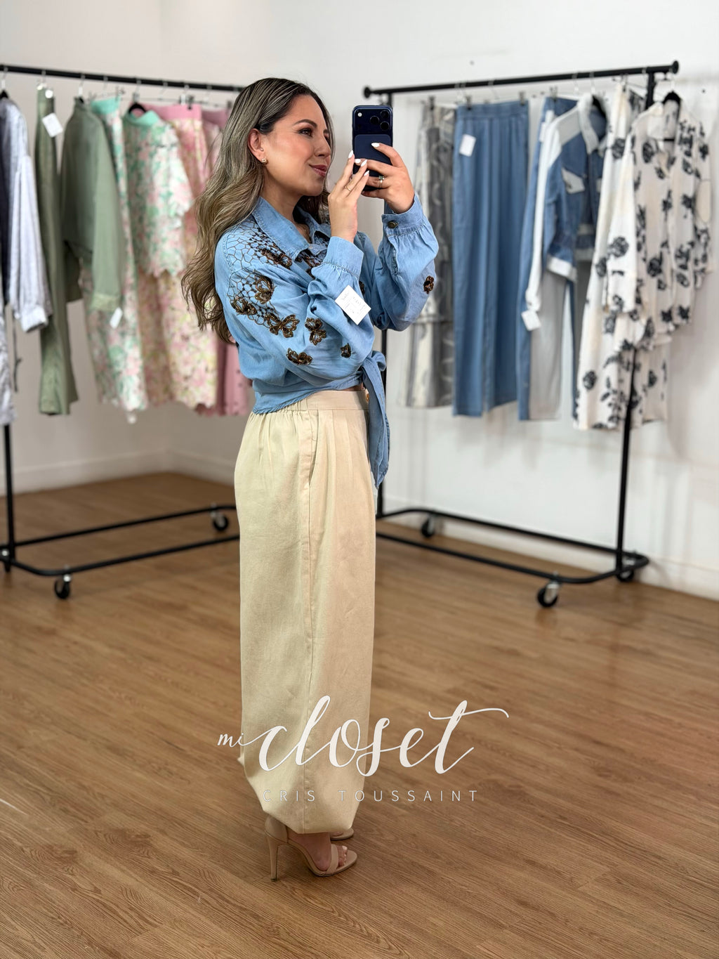 PANTALÓN TELA GABARDINA SEMI GRUESA, CORTE BARREL CON DETALLE DE BOTONES EN TOBILLO