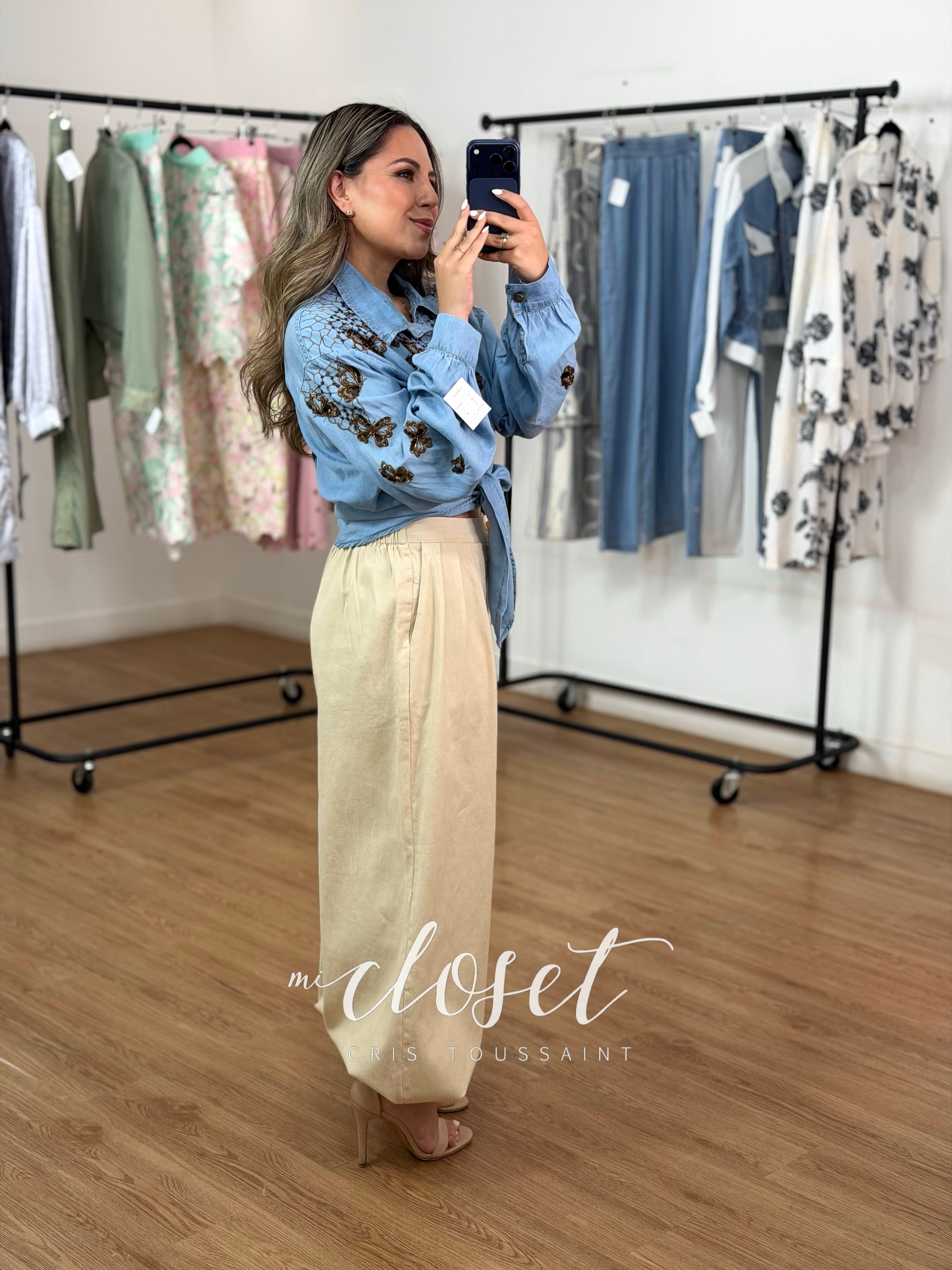 PANTALÓN TELA GABARDINA SEMI GRUESA, CORTE BARREL CON DETALLE DE BOTONES EN TOBILLO