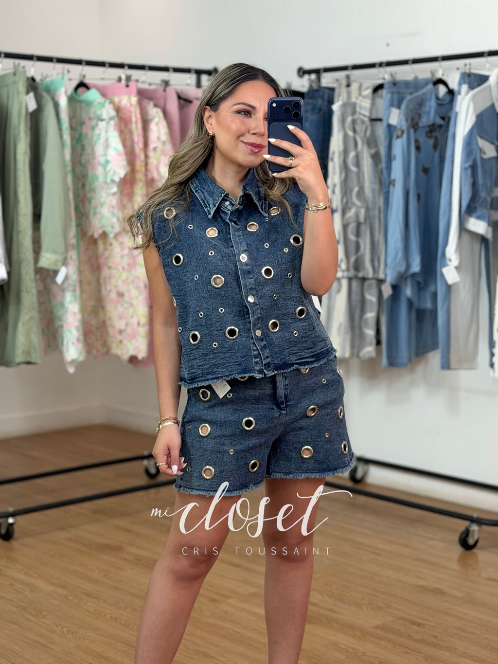 CONJUNTO DE MEZCLILLA, SHORT Y CHALECO CON ESTOPEROLES EN PARTE DE EN FRENTE Y REMACHES EN BORDES