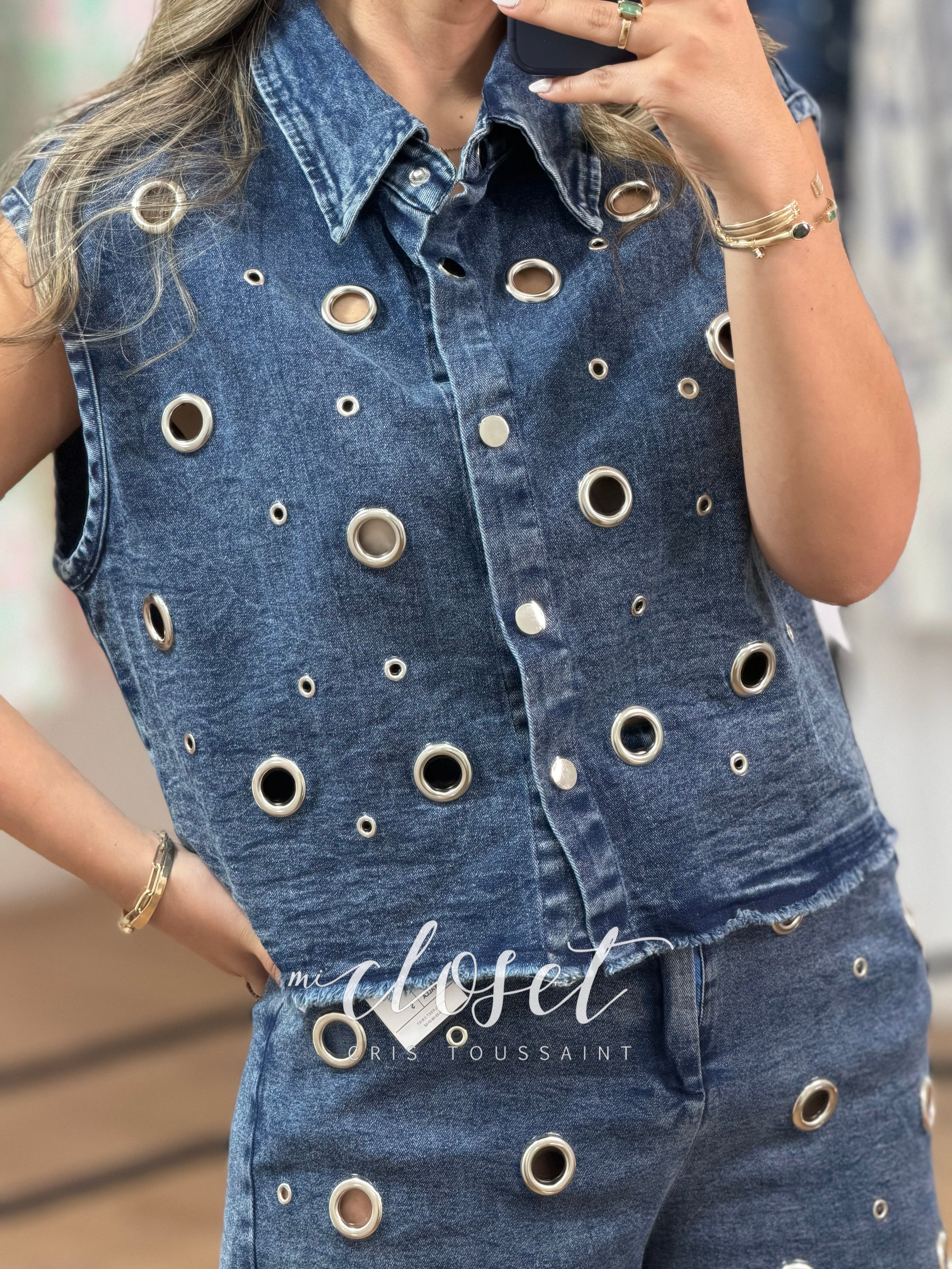 CONJUNTO DE MEZCLILLA, SHORT Y CHALECO CON ESTOPEROLES EN PARTE DE EN FRENTE Y REMACHES EN BORDES